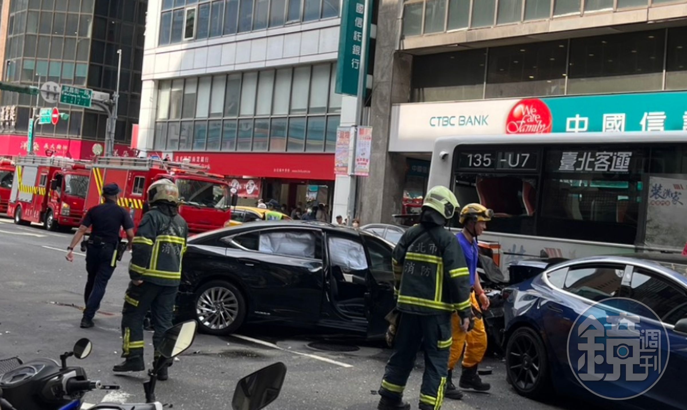78歲邱姓老翁無照駕駛黑色轎車衝撞路人、車輛,導致8人受傷。