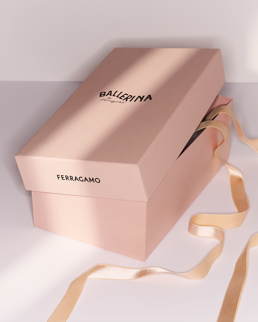 全新粉紅色鞋盒印有Salvatore Ferragamo親自設計的「Ballerina by Ferragamo」標誌。（Ferragamo提供）