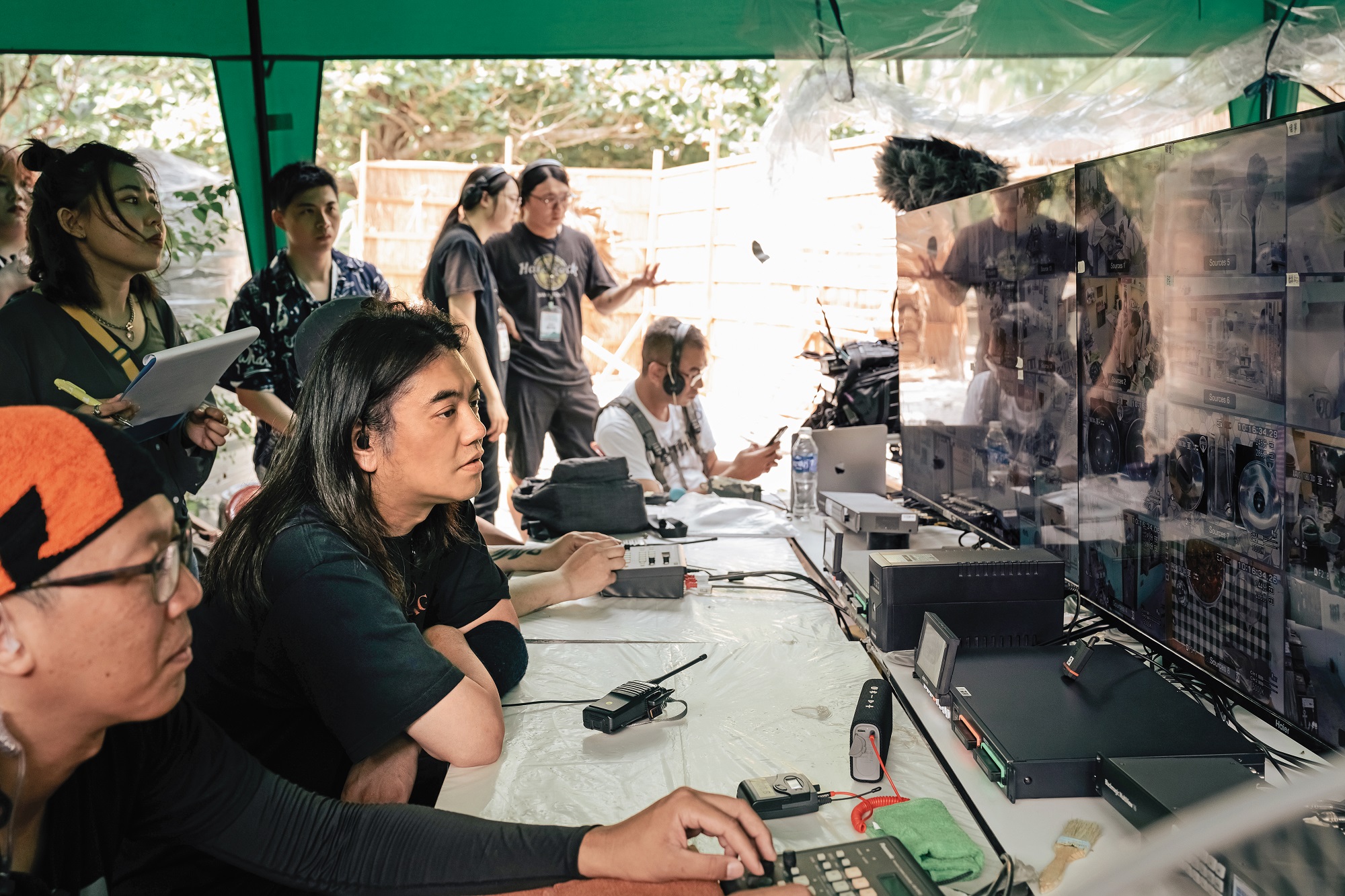 B2（左4）與團隊透過監看螢幕，觀看藝人在食堂內外的動態。（泰坦星文創提供）