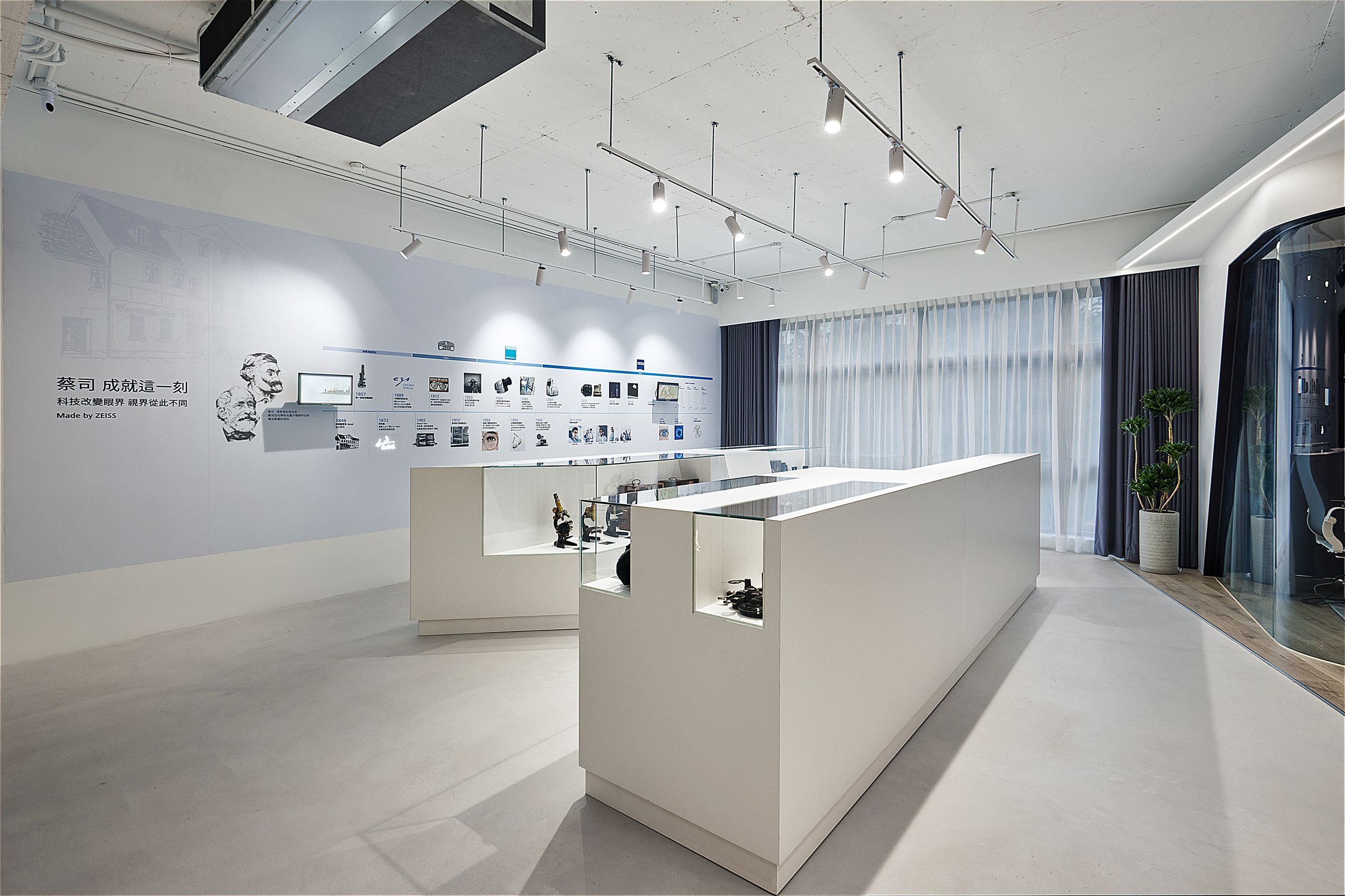 旗艦店三樓特設全台唯一蔡司博物館,展出蔡司古董顯微鏡、相機鏡頭等,讓消費者除了驗光配鏡之外,亦可享受沉浸式蔡司購物體驗。