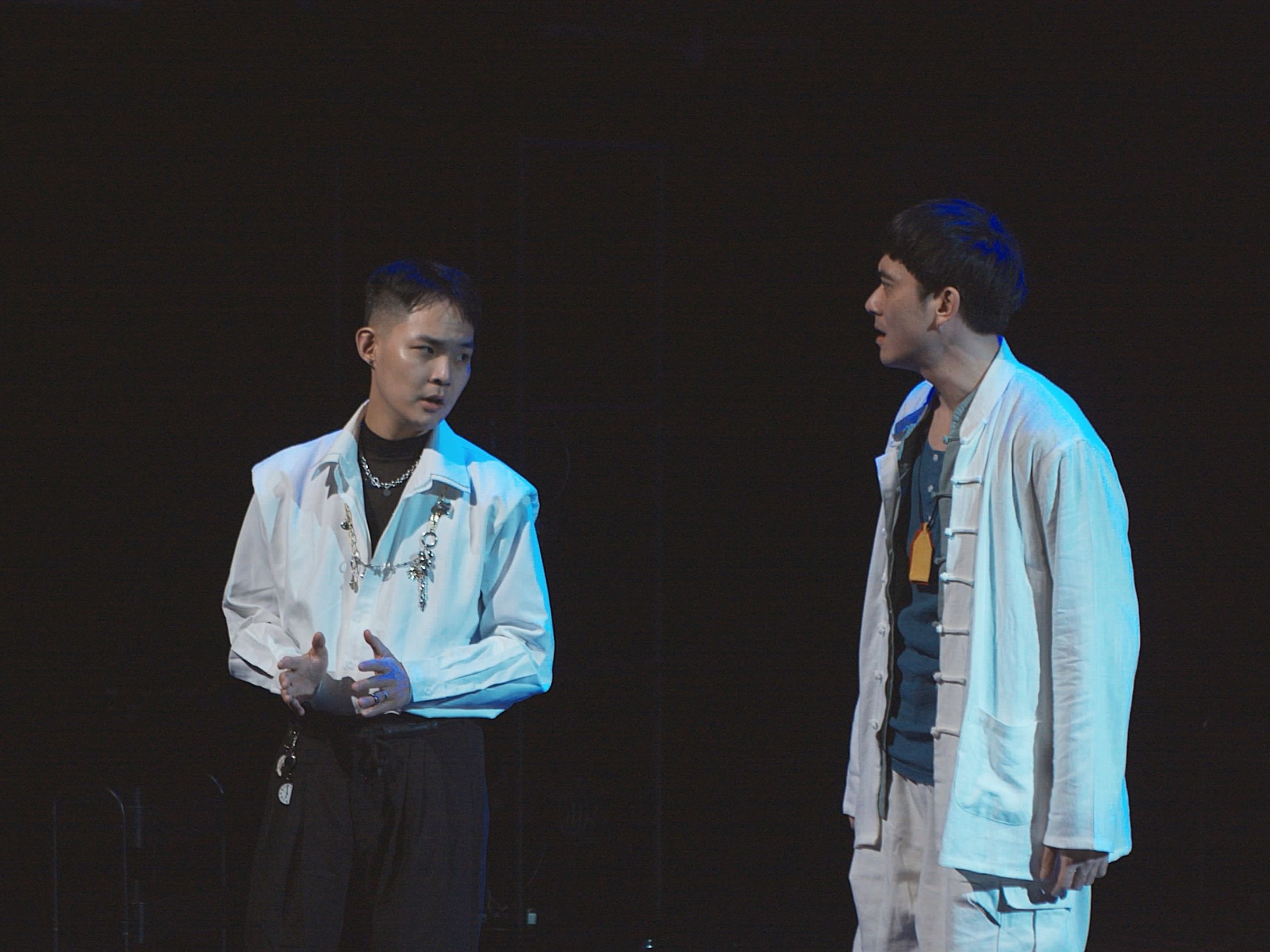 何裕天以多國語言秒轉換演出舞台劇《勸世三姊妹》。(躍演劇團提供)