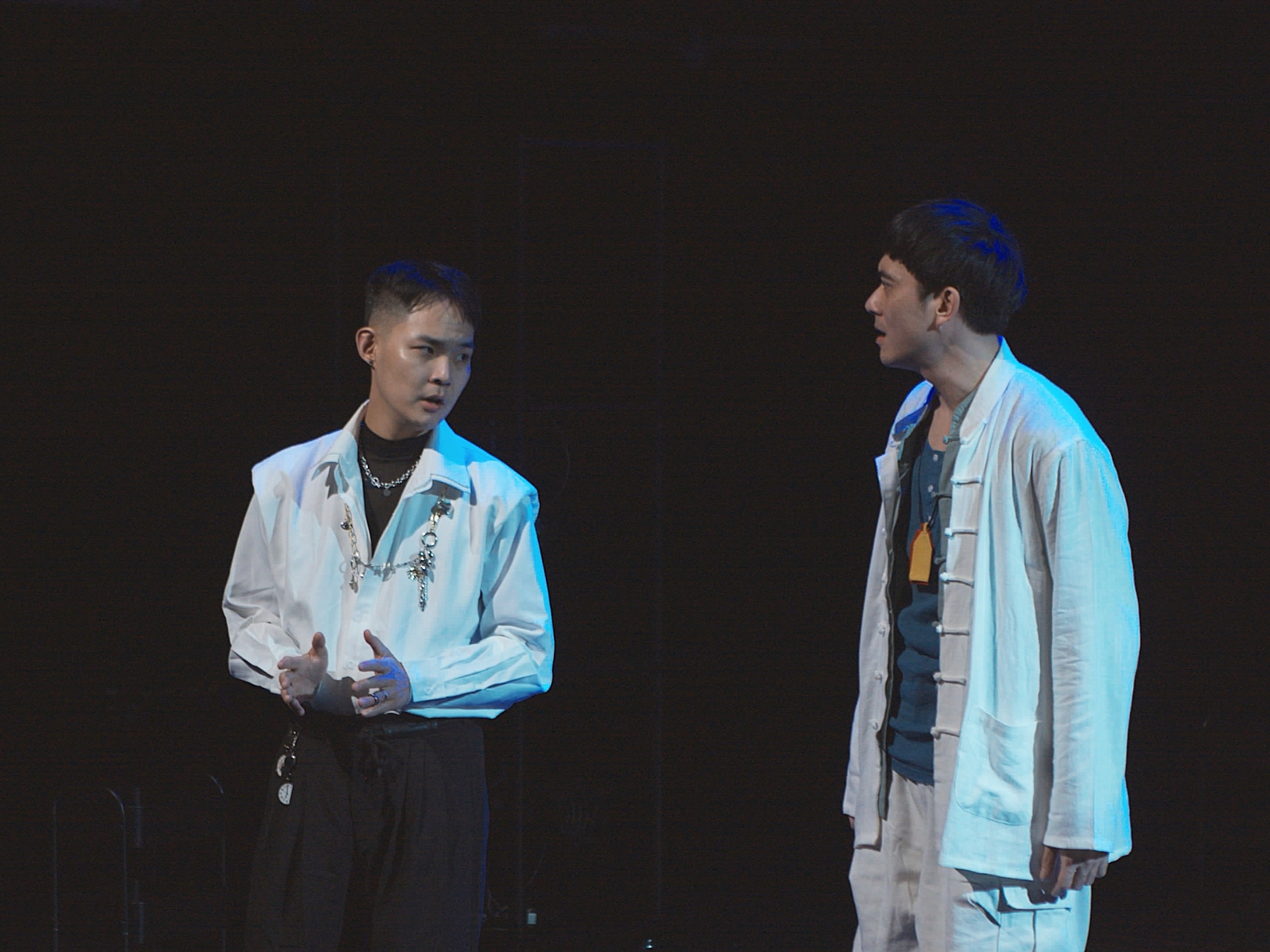 何裕天以多國語言秒轉換演出舞台劇《勸世三姊妹》。（躍演劇團提供）