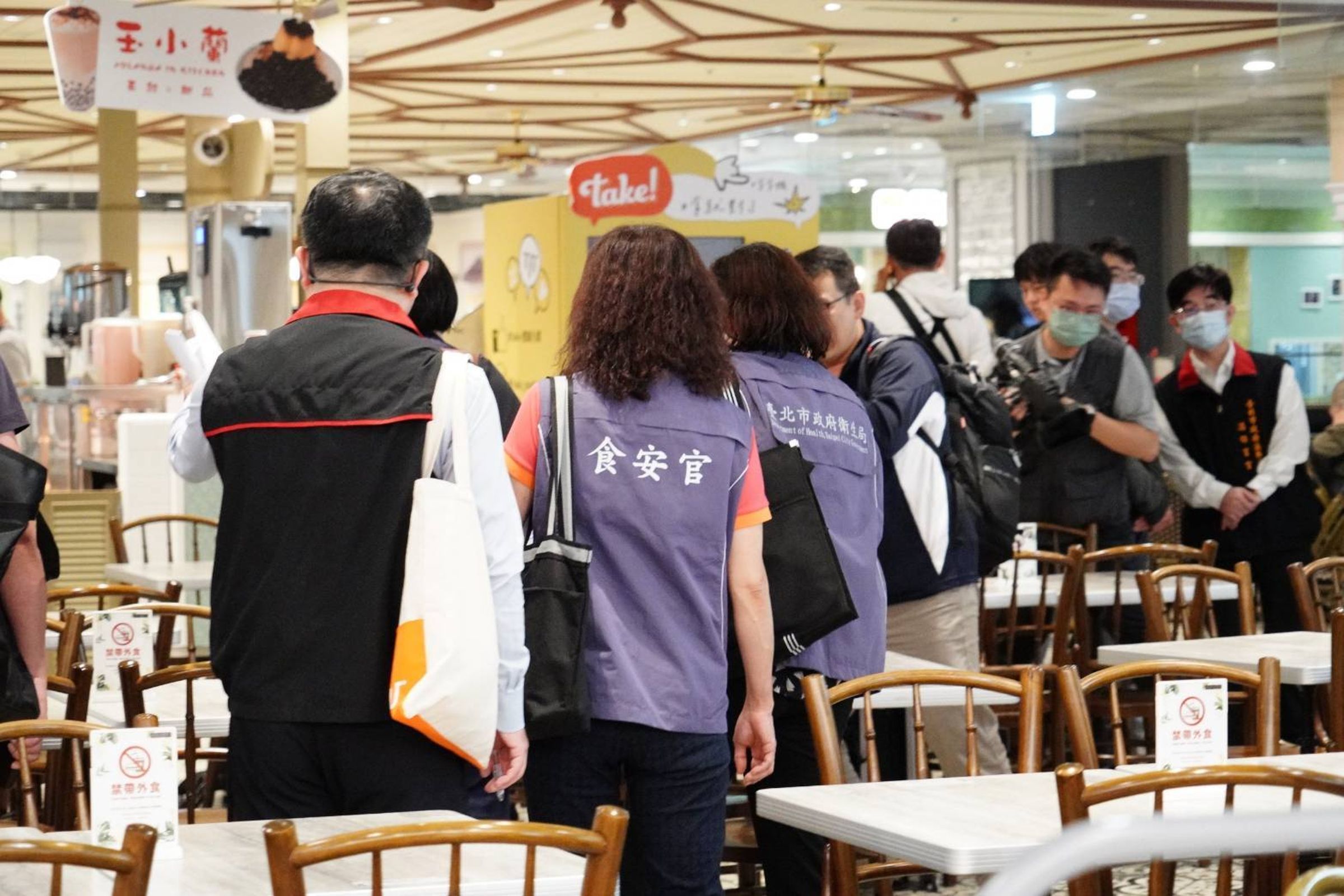 臺北市衛生局前往遠百信義A13的B3美食街(食代館)現場專案稽查作業場所。(衛生局提供)