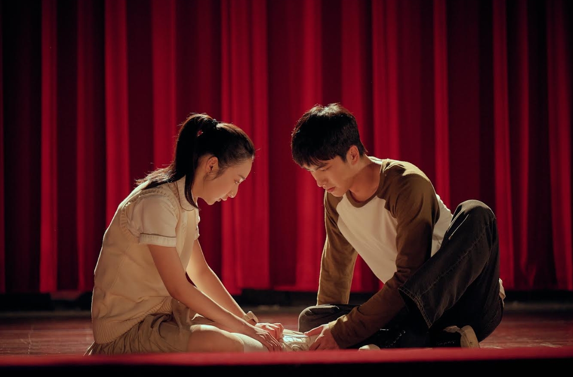 曾敬驊李沐首搭校園純愛CP，冷血殺人魔戀上陽光芭蕾少女。（Netflix提供）