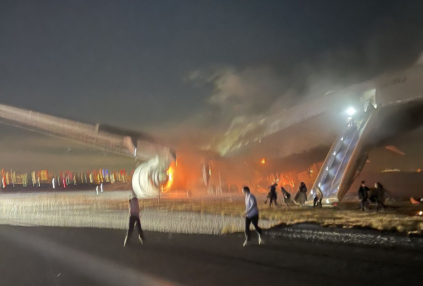 一架日本航空今天在羽田機場與海上保安廳飛機發生擦撞，引起熊熊大火。（翻攝自X）