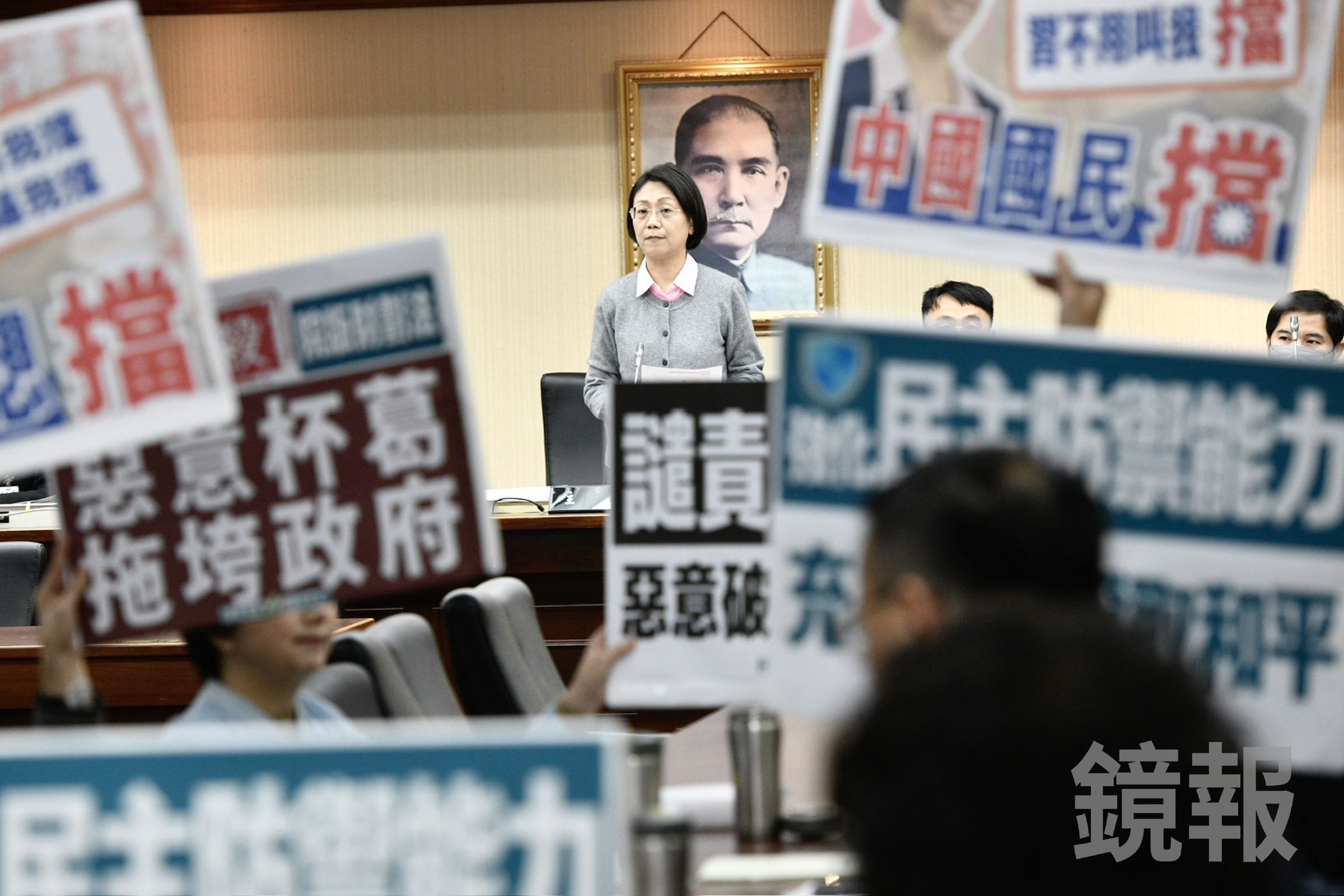 104人力銀行網站上出現「某某立法委員國會辦公室」徵才頁面，從上面提供的地址查詢，會發現地點為翁曉玲的國會研究室。（鏡報李智為攝）
