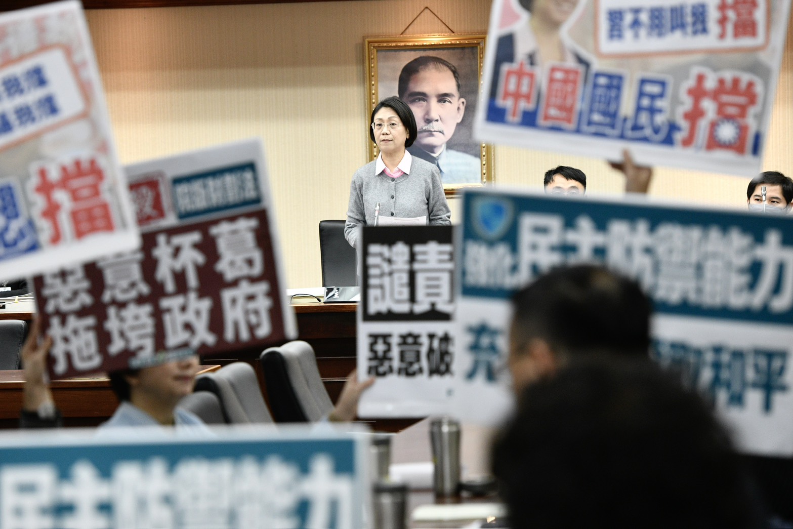 104人力銀行網站上出現「某某立法委員國會辦公室」徵才頁面，從上面提供的地址查詢，會發現地點為翁曉玲的國會研究室。（鏡報李智為攝）