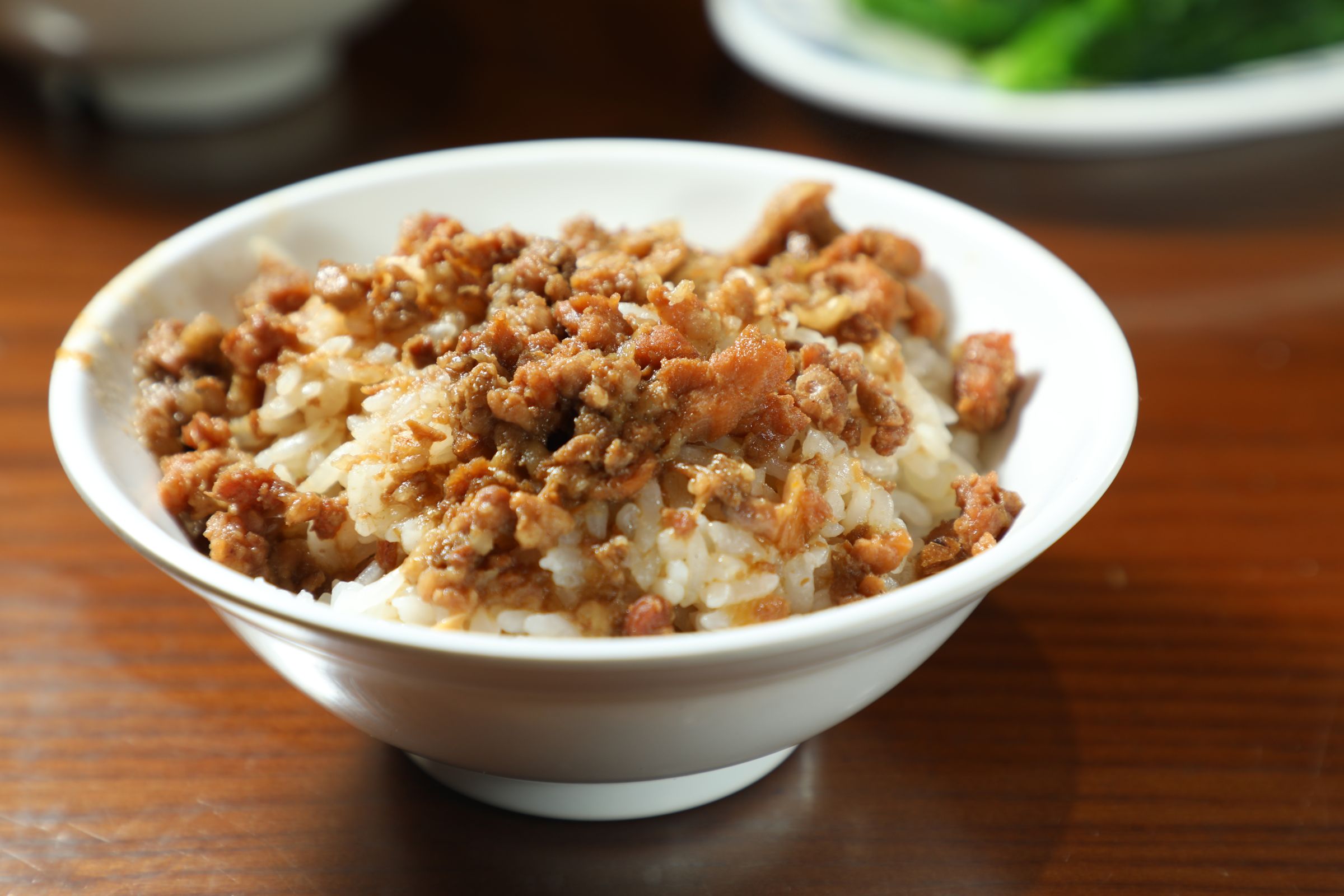 「滷肉飯」是用全瘦肉製作，居然沒有一絲柴澀感，反而豬肉香更濃郁，米飯濕軟但不糊爛。（30元／小碗）