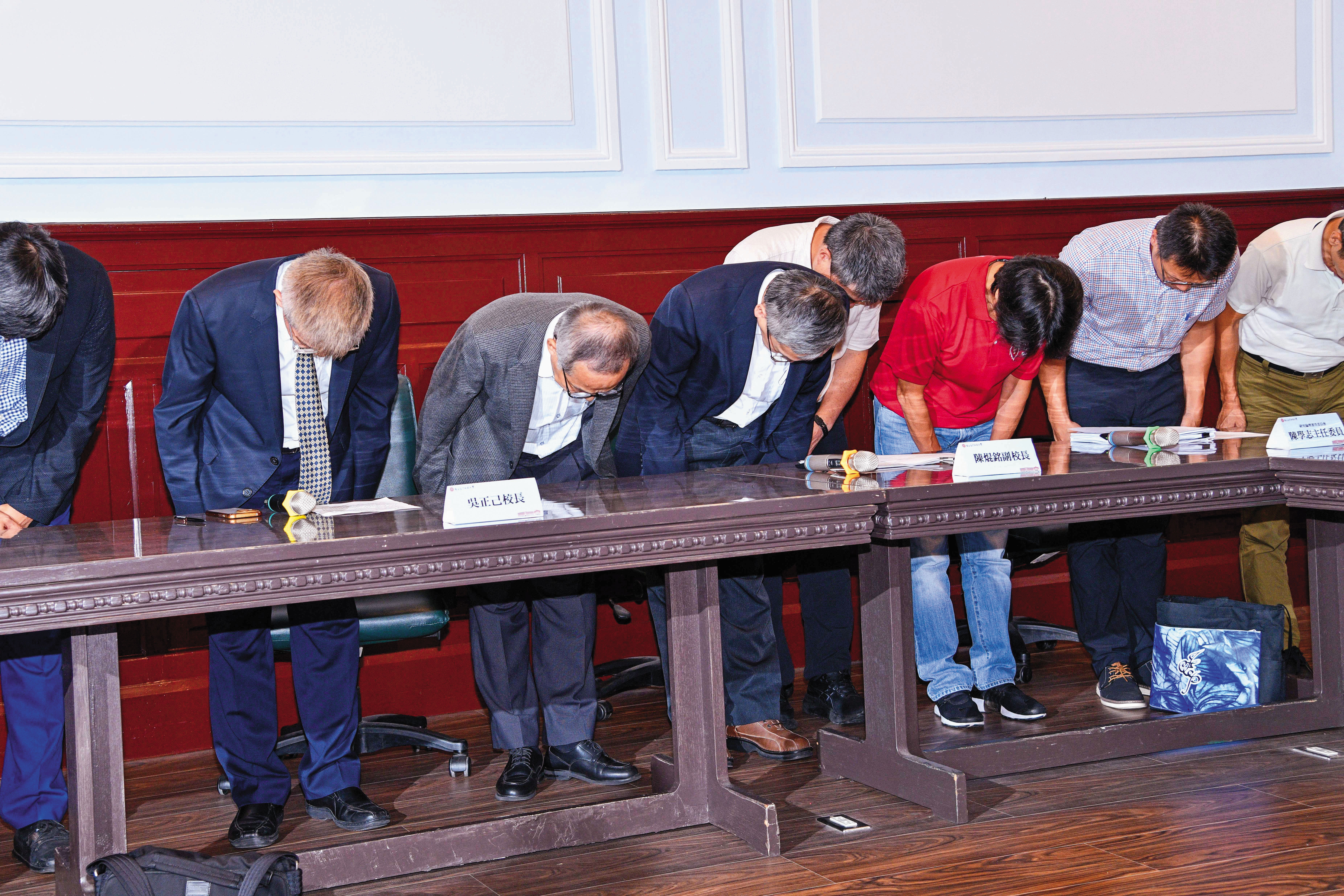 抽血案爆發近8個月,台師大校長吳正己才召開記者會道歉。(鏡報李智為)