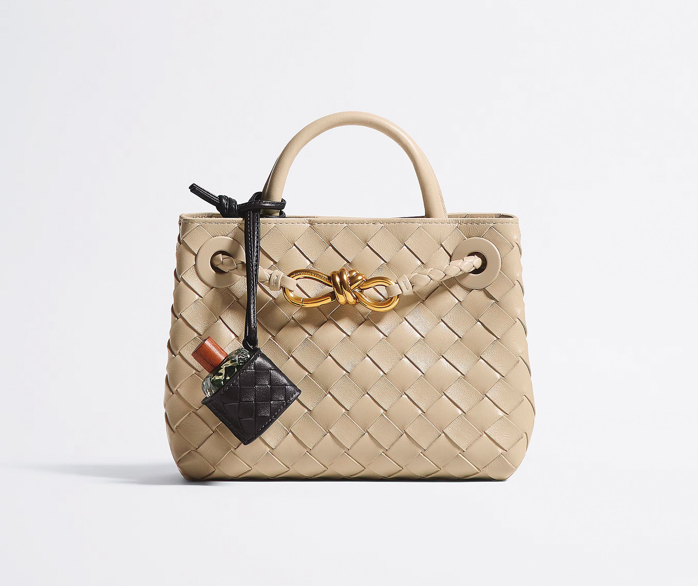編織皮革香水保護套（適用於50ml）。NT$15,800。（BOTTEGA VENETA提供）