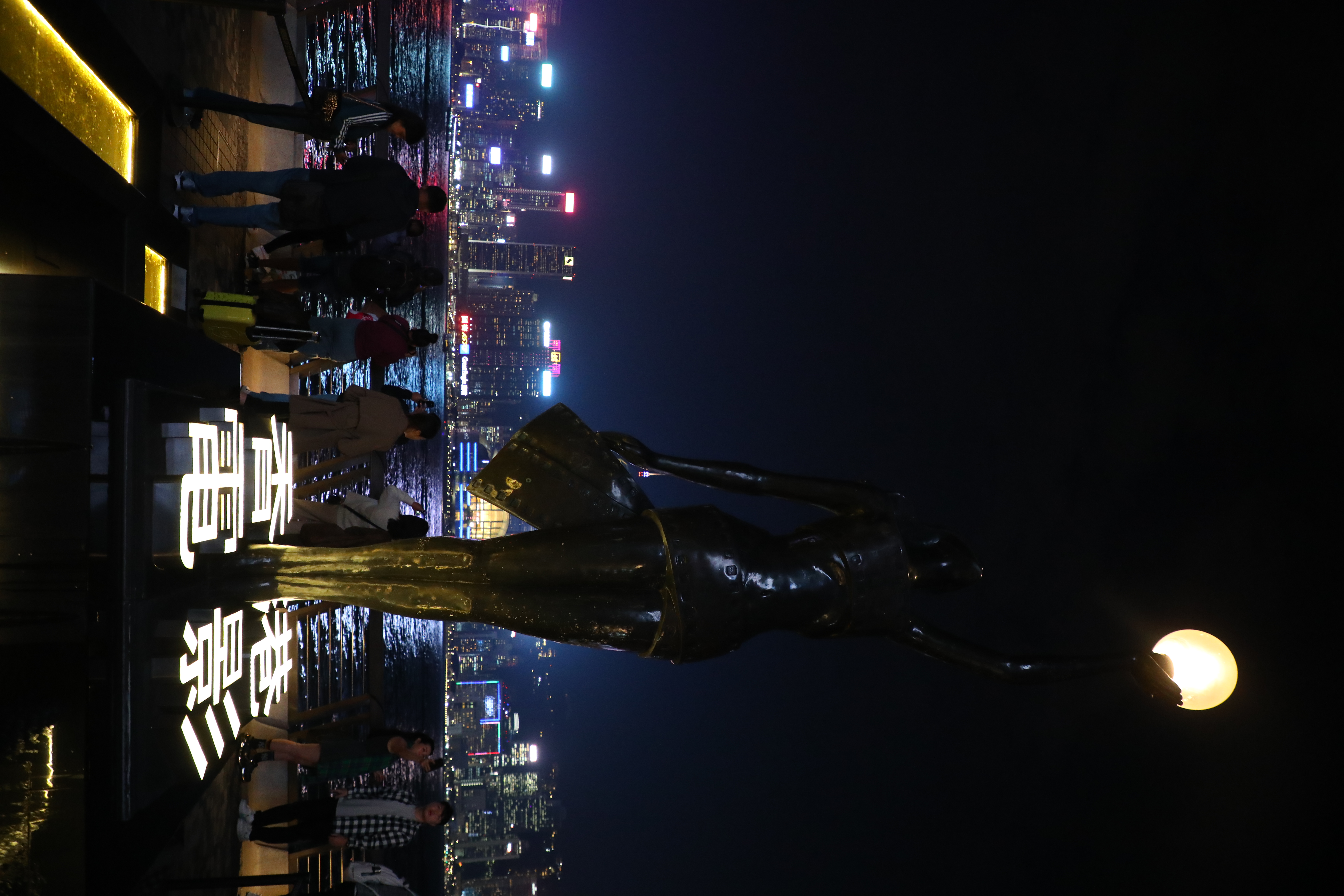 披著電影底片高舉明珠的金像獎女神像，標誌著香港電影的年度盛事。
