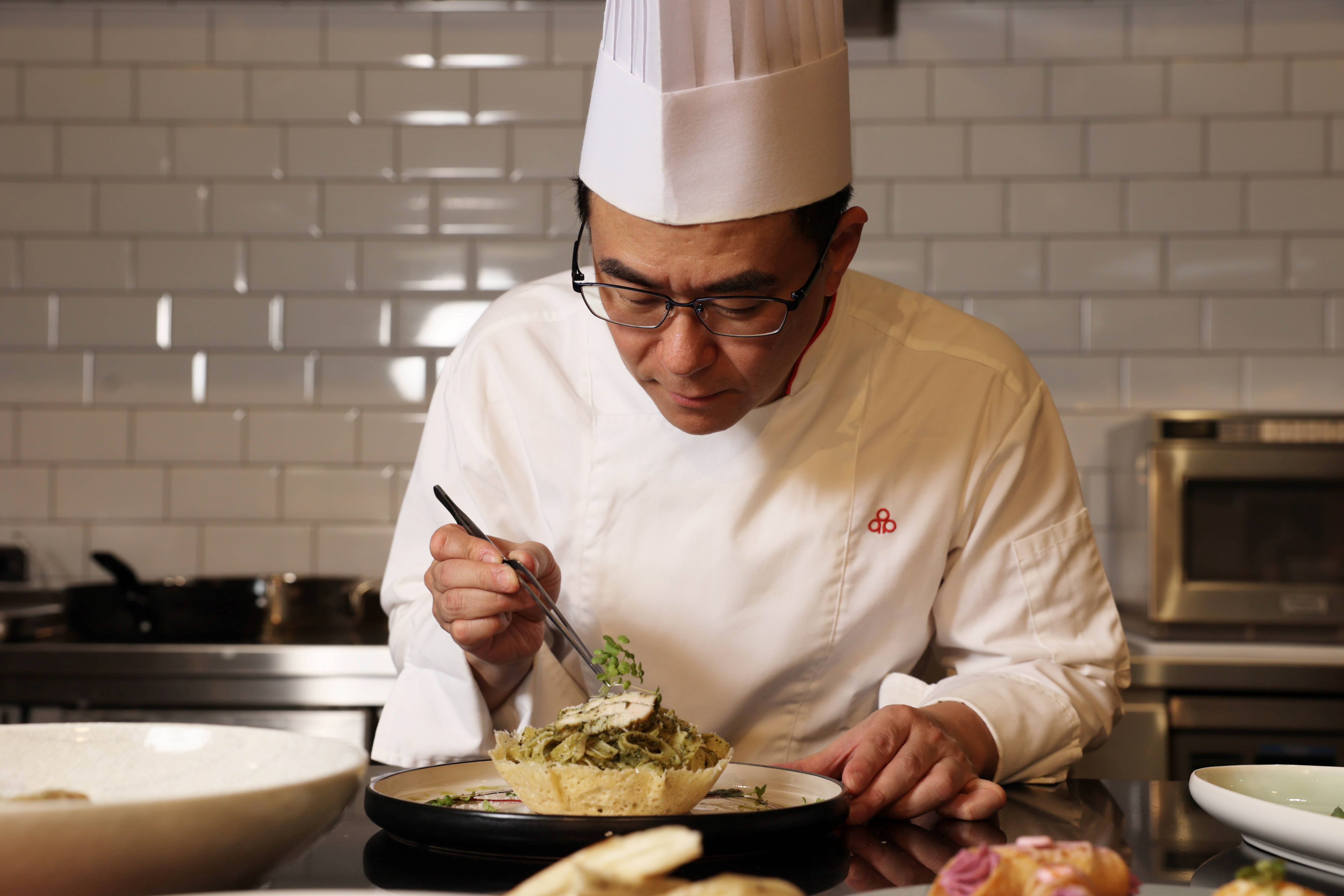 開元食品攜手國宴主廚韓衍緒，邀請餐飲業者探討2024年美食新趨勢。（開元食品提供）