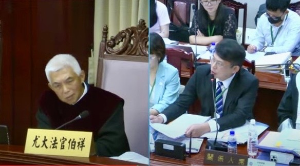 大法官尤伯祥今在憲法法庭面露困惑看著昔日戰友黃國昌。（憲法法庭網站）