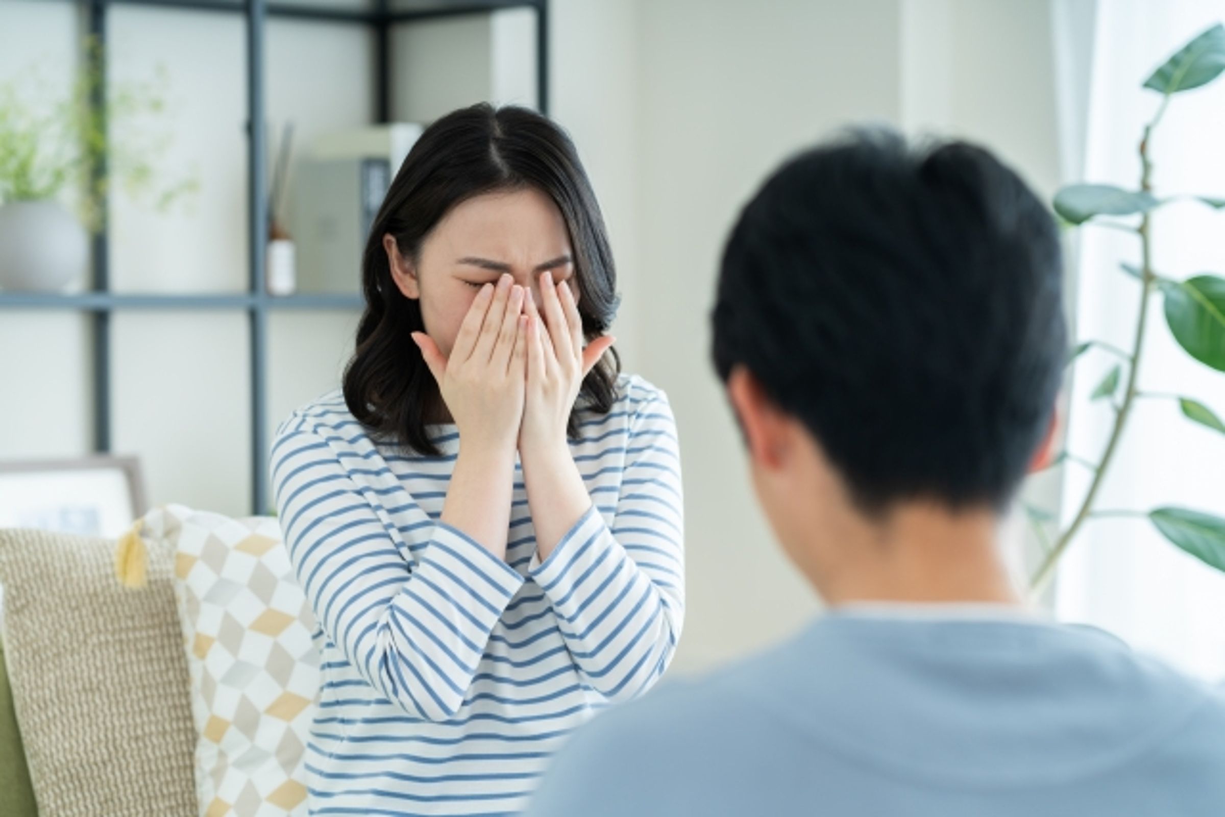 一名人妻一路扶持丈夫,沒想到卻換來丈夫外遇生子,還跟她鬧離婚。(示意圖,photoAC)