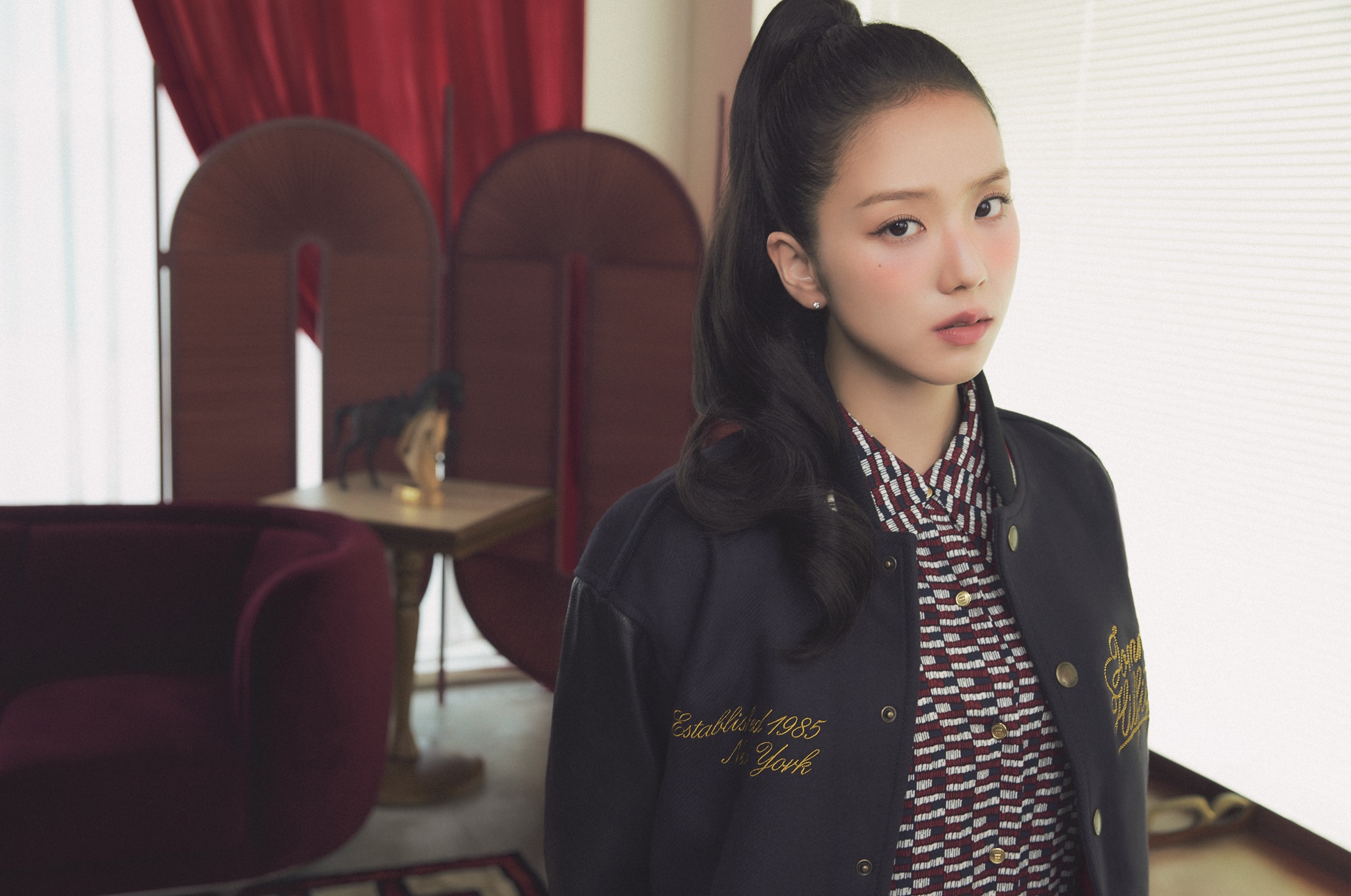 Jisoo為TOMMY HILFIGER換衣服　嘟嘴翹腿樣樣來真的很會喔