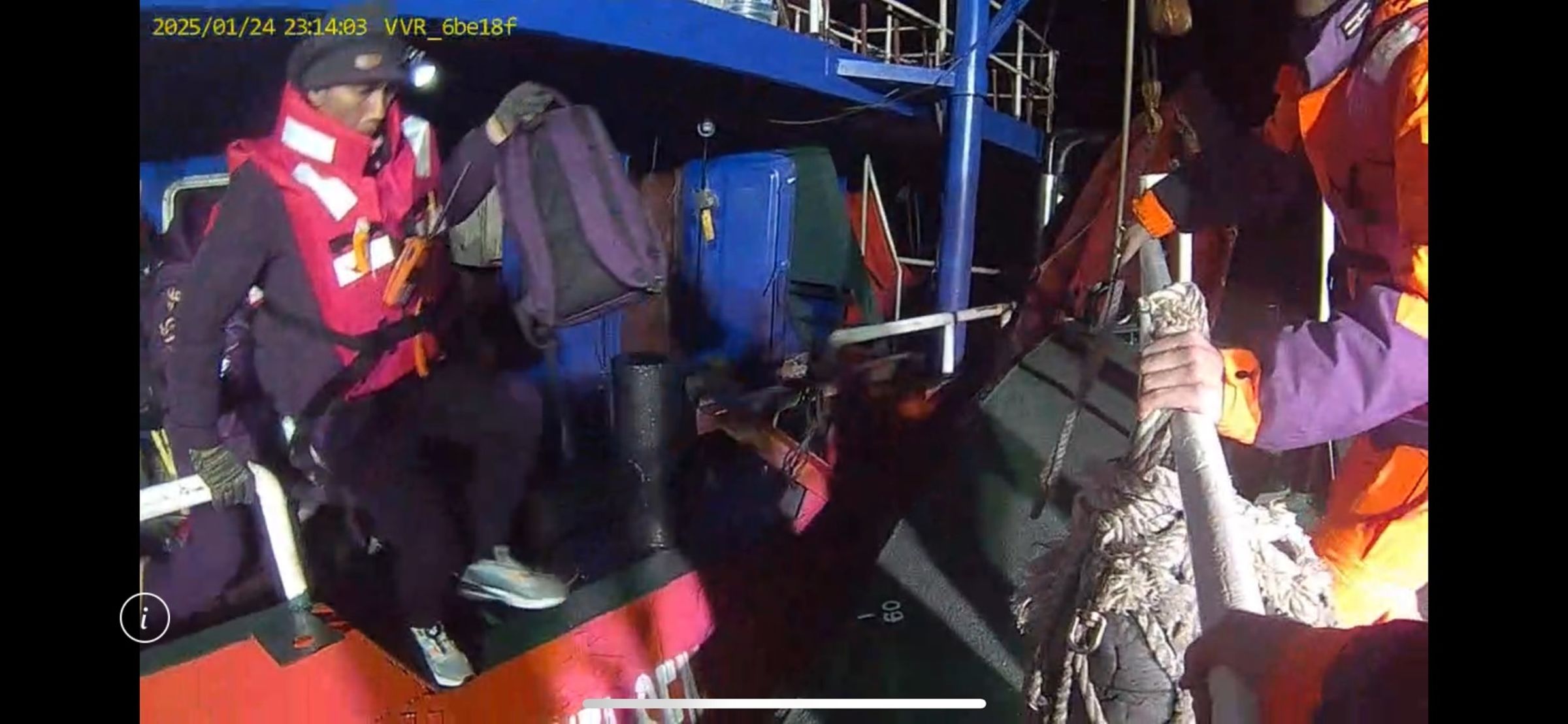 海巡將受困船員救出。(海巡署提供)