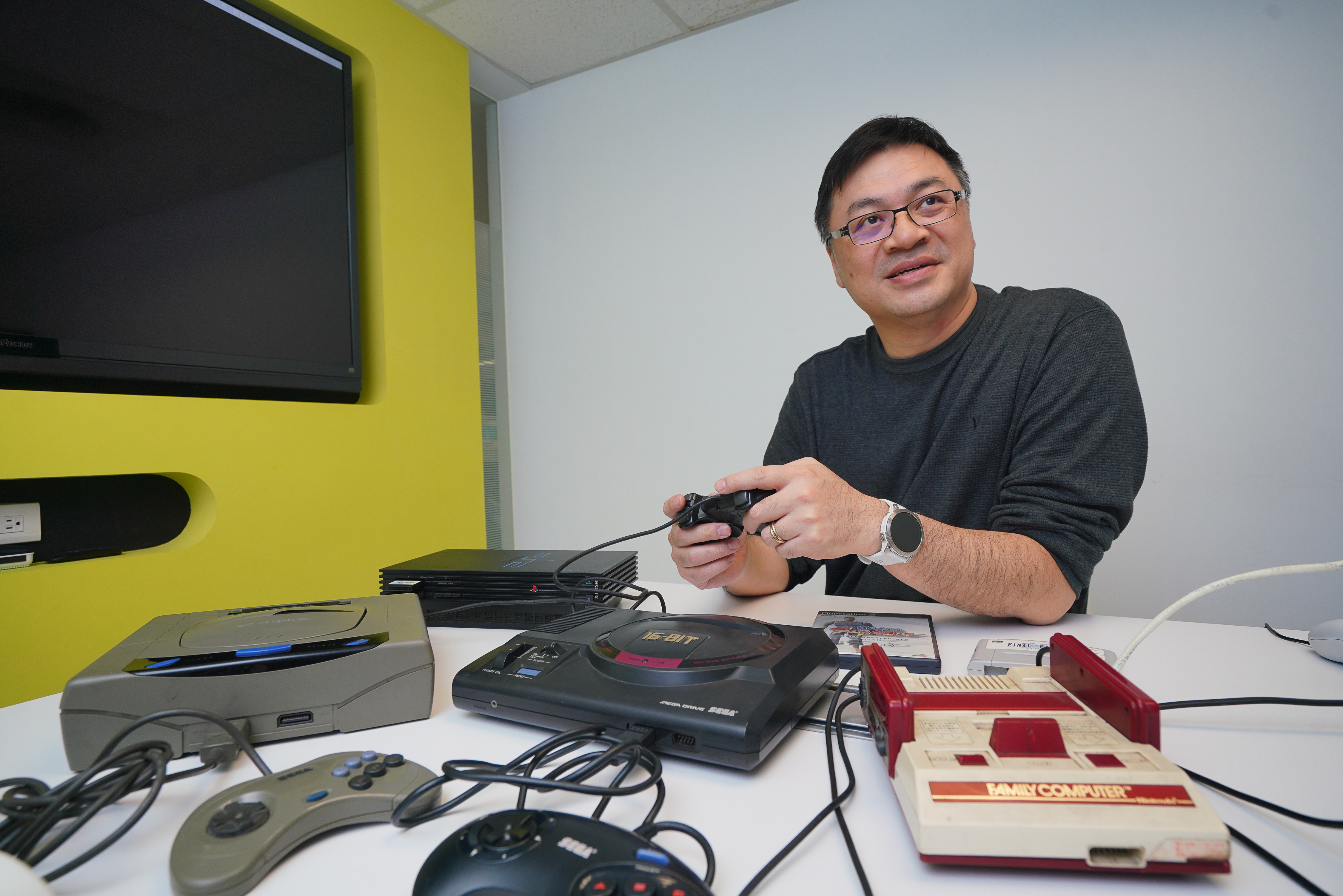 陳建弘國中有了紅白機後與電玩結緣，碩士時為了打造討論電玩的社群而成立巴哈姆特。