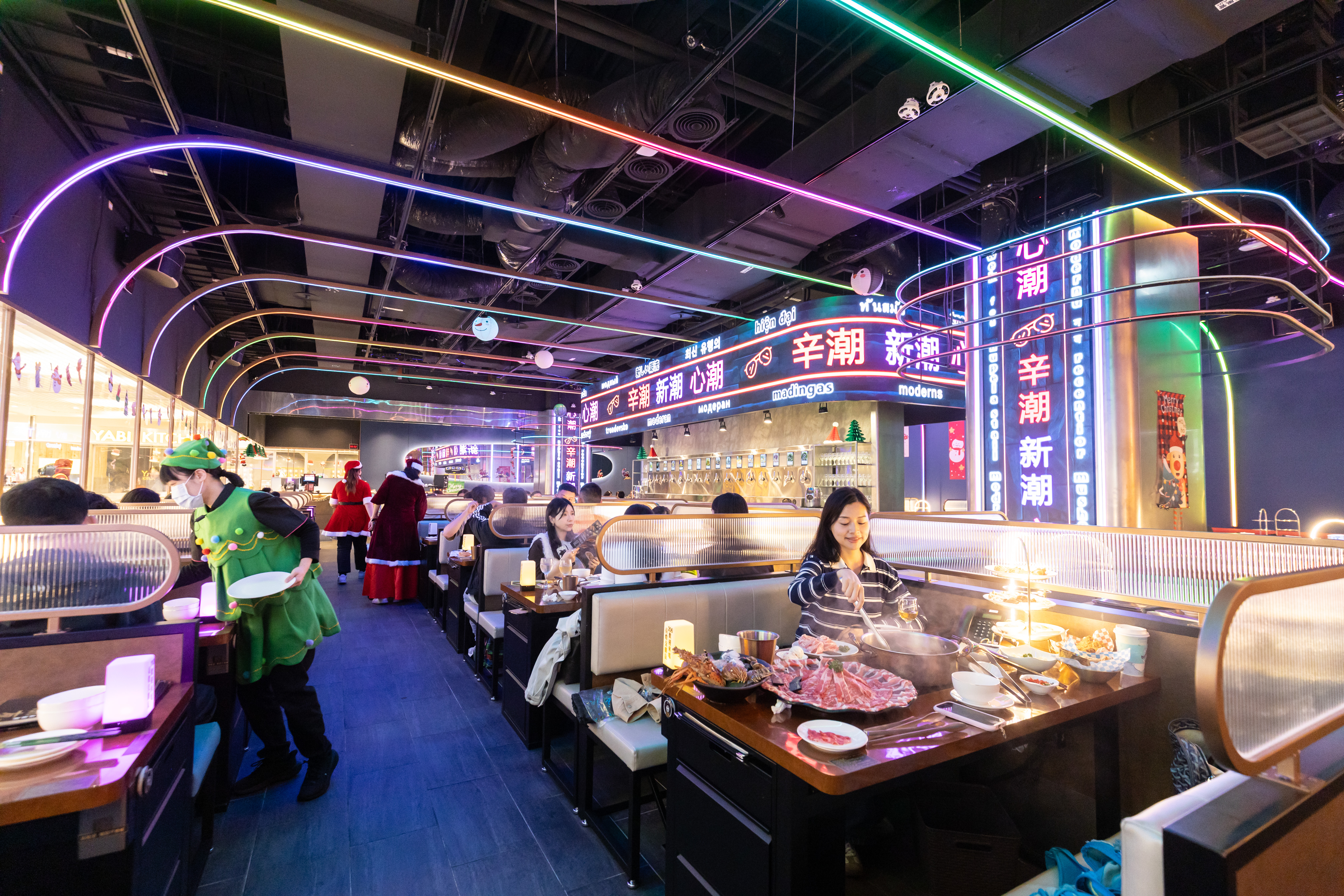 馬辣集團旗下新品牌「椒朋友辛潮麻辣鍋」插旗台北信義區，於2025年7月25日新開幕，打造潮流火鍋趴。