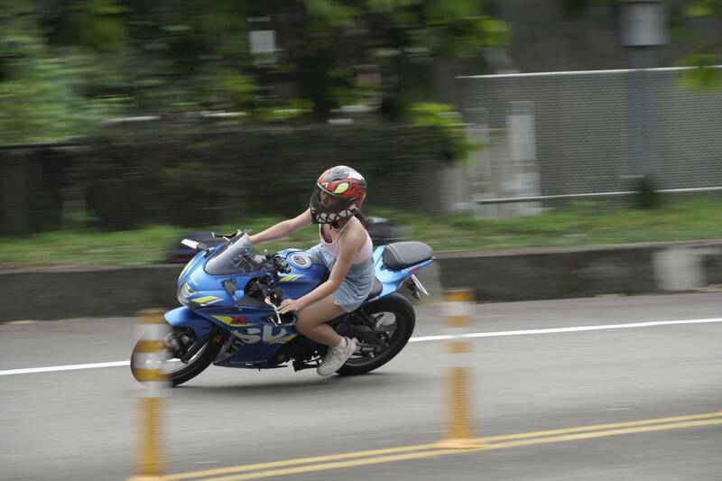 暨大8日下午舉辦的「機車道髮夾彎追焦日」吸引大批愛車師生參與。（翻攝自臉書社團「暨大大本營」黃兆邦）