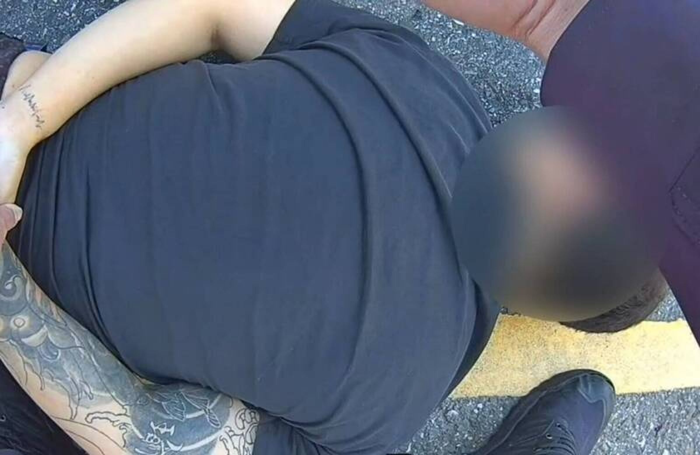 楊男被警方拉下車,一改飛車竄逃的氣焰,不斷喊著:「我下車!我下車!對不起啦!手好痛!」(警方提供)