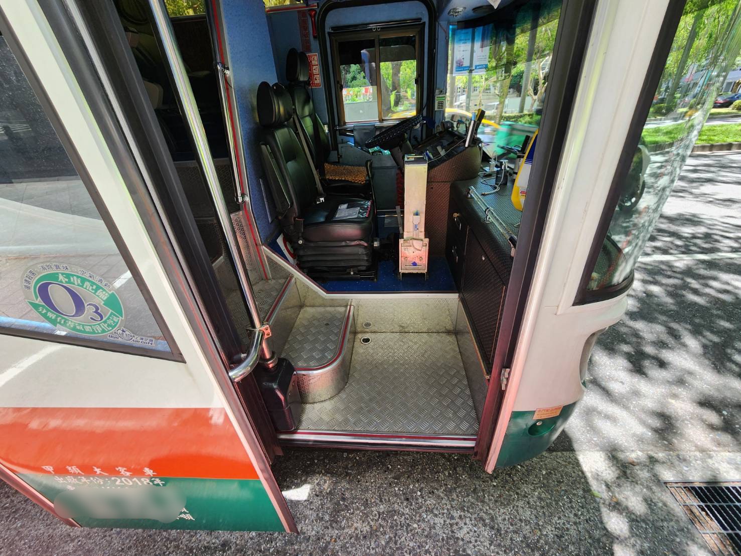90歲老翁搭公車時重心不穩摔在前車門階梯上，送醫後昏迷命危。翻攝畫面
