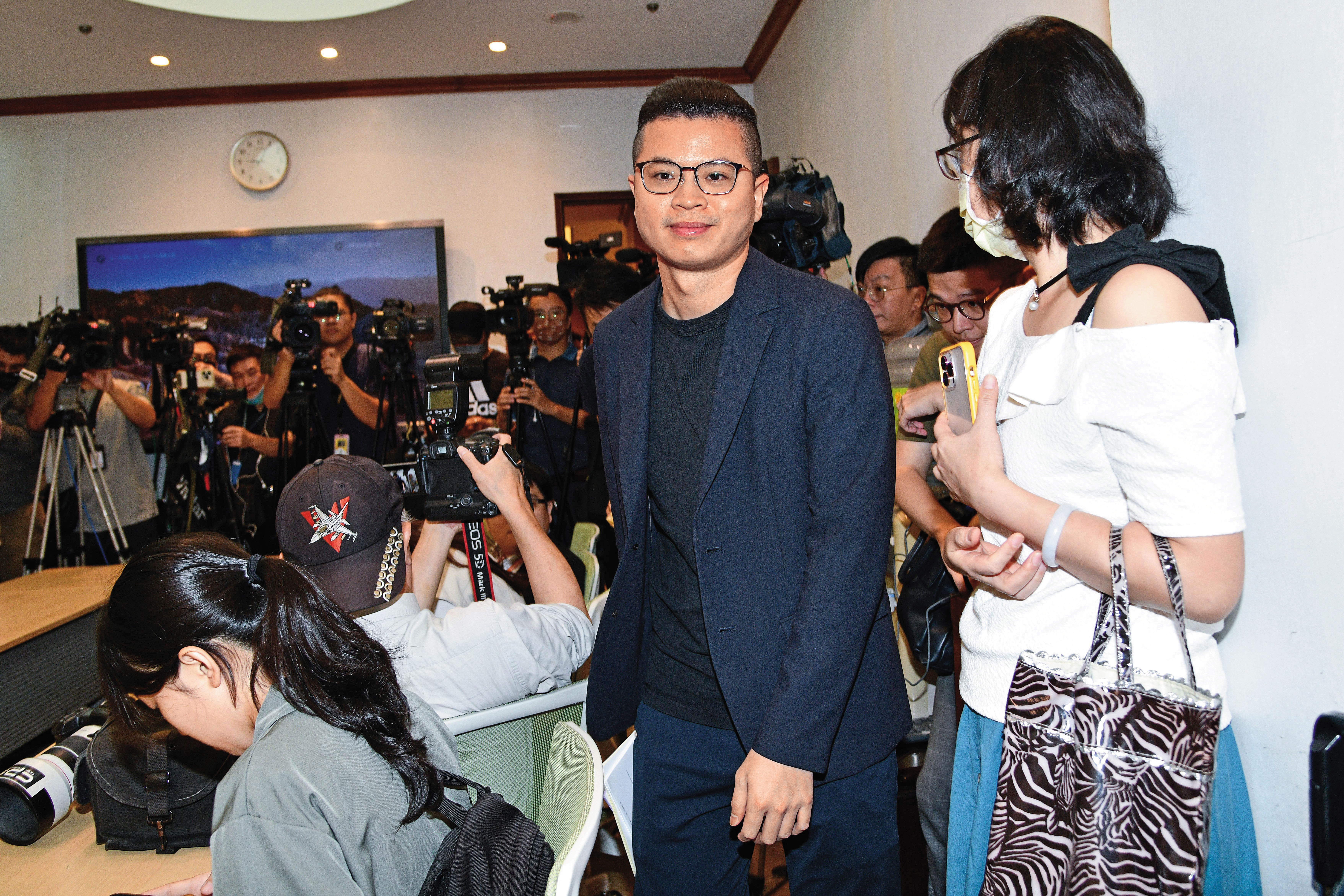 已婚多年的國民黨桃園市議員凌濤遭爆背著妻子多次視訊露鳥、傳下體照，恐涉性騷擾。