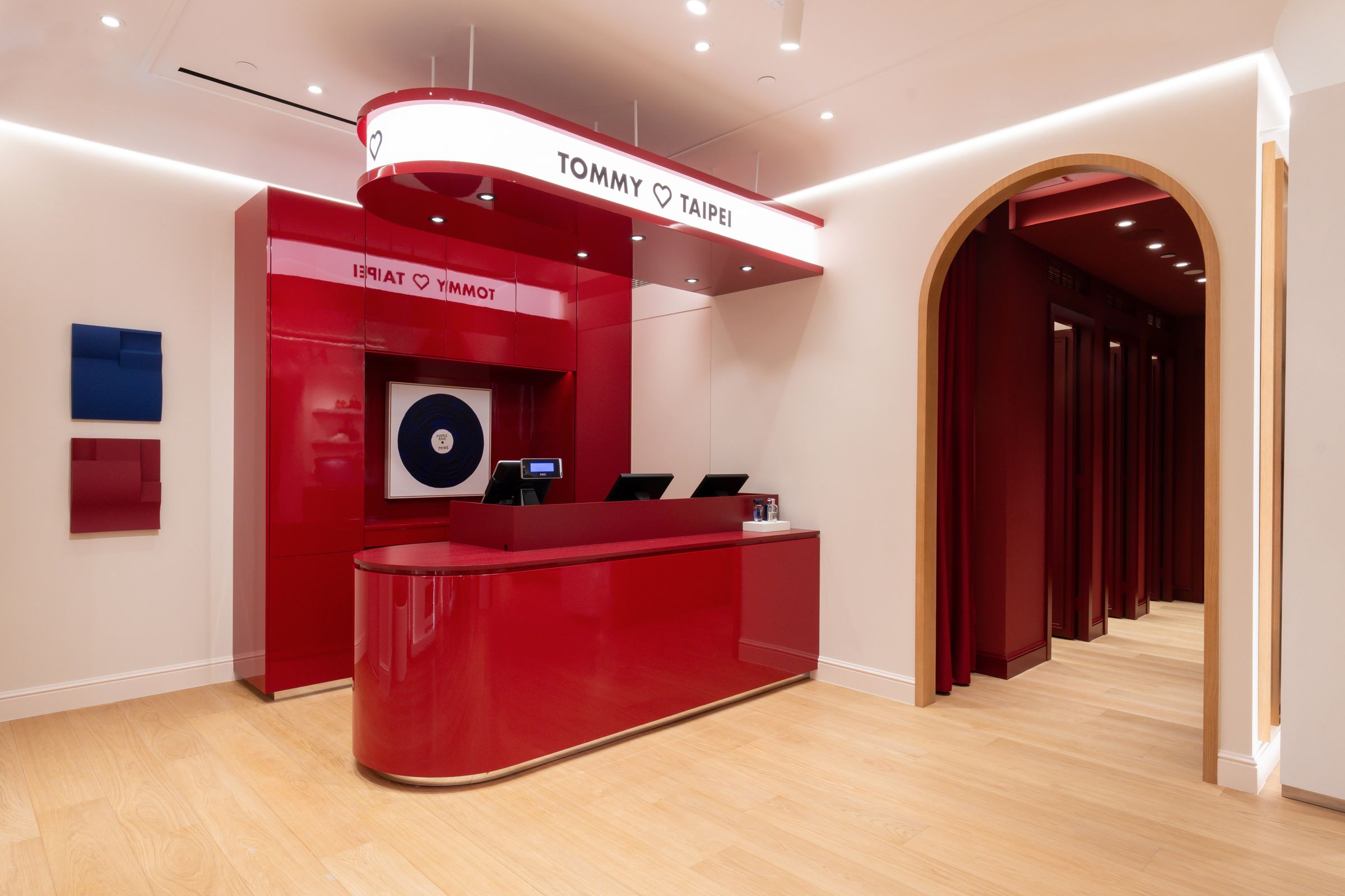 TOMMY HILFIGER台北101全新專櫃有全臺唯一、最高等級店櫃才能有的TOMMY LOVES TAIPEI店裝設計,展現與在地的連結。(TOMMY HILFIGER提供)
