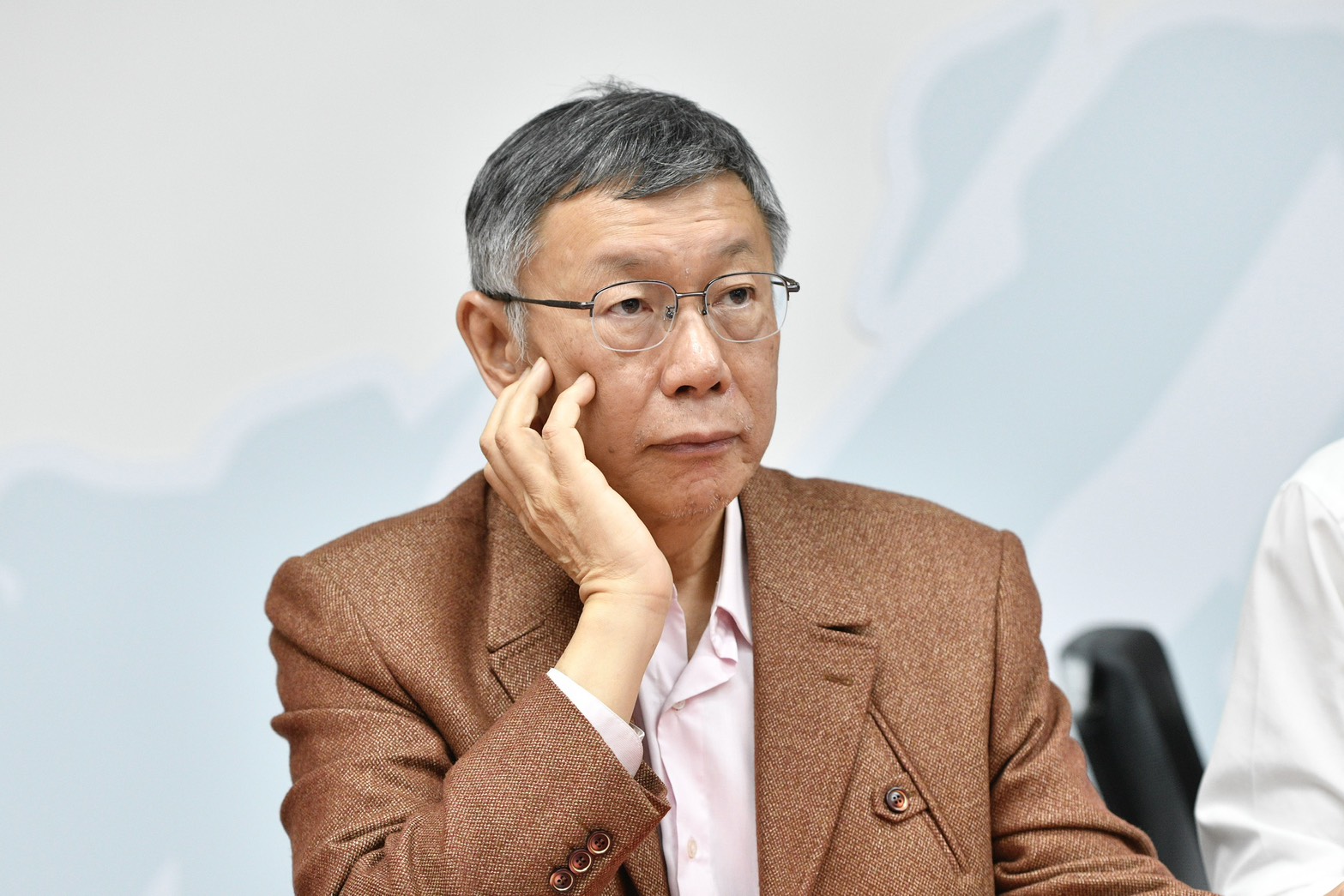 陳佩琪今日又發文大吐苦水，稱柯文哲遭司法迫害種種，憤怒表示，「老公被惡整關一年， 關到差點掛掉， 我只講一條狗這樣， 已經很有水準、 很節制了！ 」（鏡報李智為）