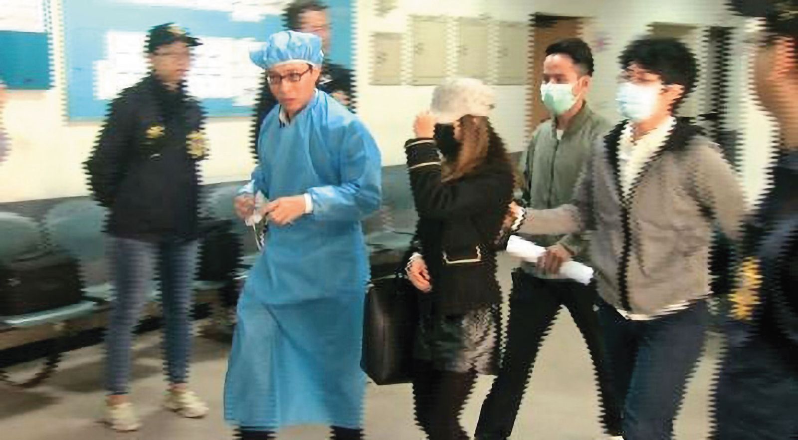 案發後，檢警約談女童母親（左2），希望釐清鄺男與她的關係。（警方提供）