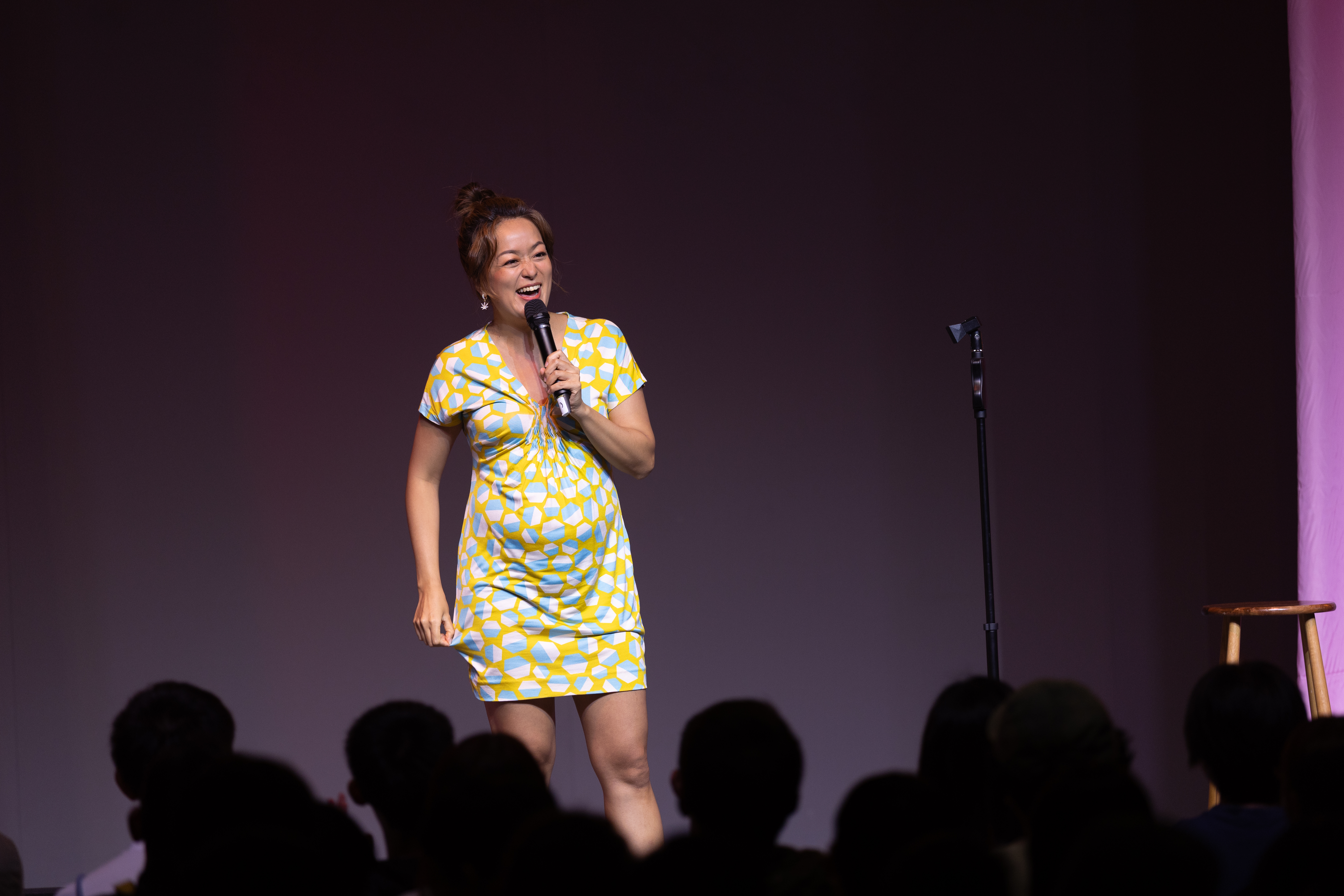 YouTube《百靈果News》主持人凱莉熱愛現場表演，曾挺7個月孕肚大講脫口秀。（卡米地喜劇俱樂部提供）