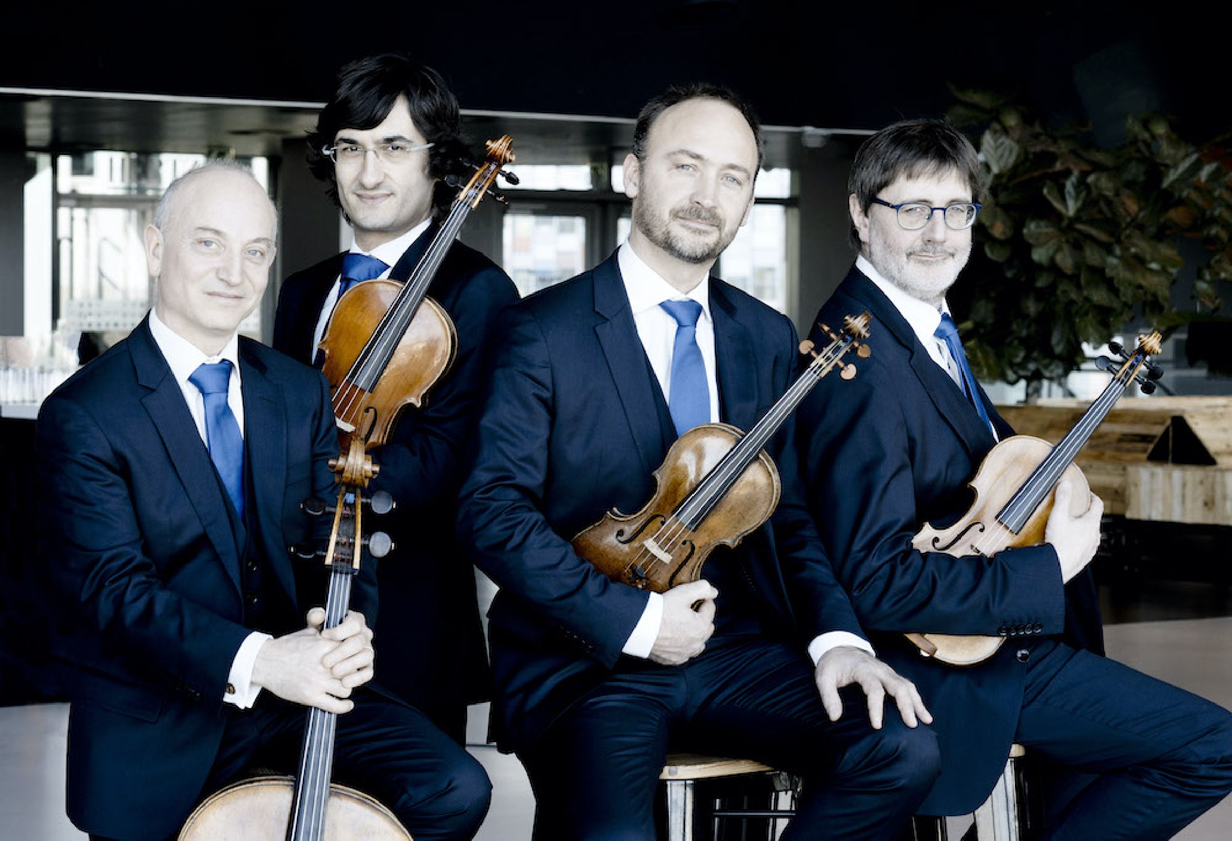 創團元老、同時身為第一小提琴的馬克.丹奈爾(右一)認為柴可夫斯基的作品十分挑戰演奏者的能力。(鵬博藝術提供)