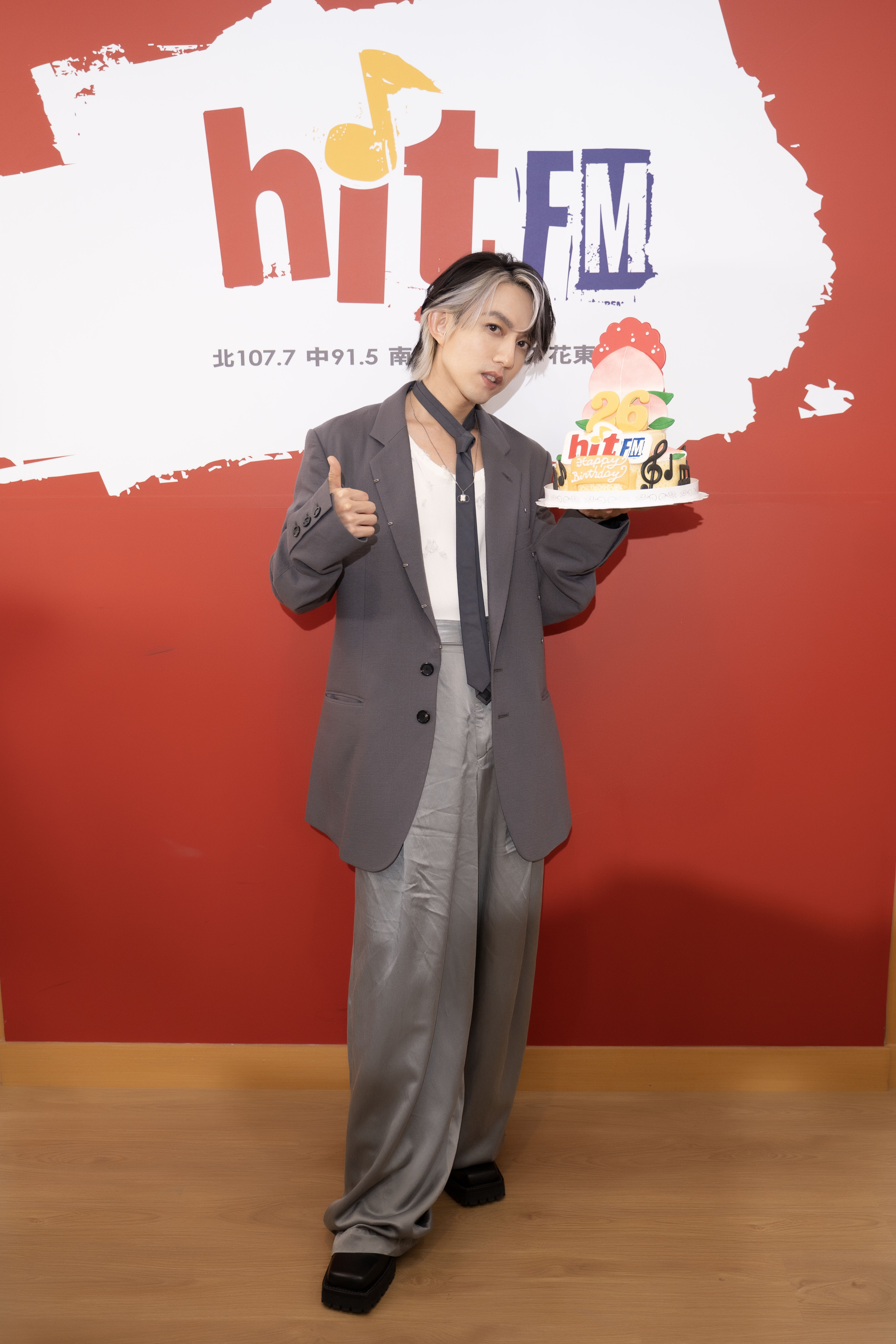 林宥嘉祝賀Hit Fm聯播網台慶，送上26歲特製生日蛋糕。（Hit Fm聯播網提供）