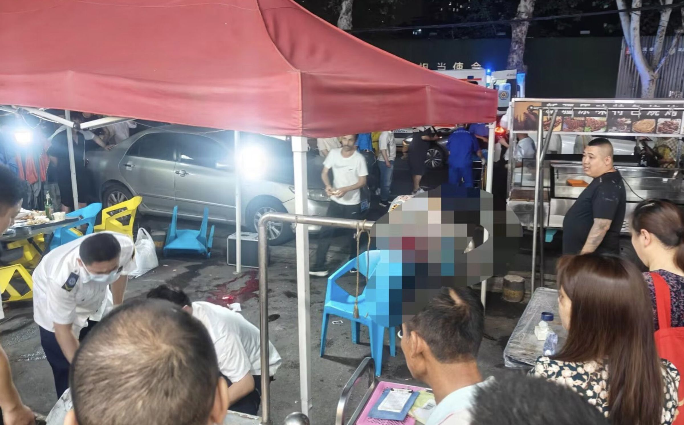 中國武漢一間燒烤店外傳槍響,有目擊者稱看到犯嫌開4槍。(翻攝X@@whyyoutouzhele)