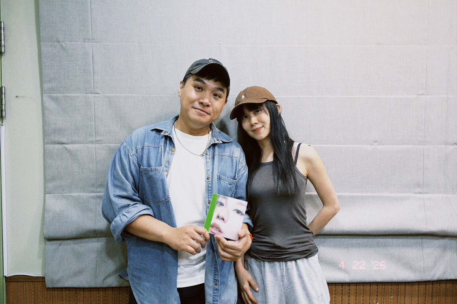 白安登上《Live!聲音實驗現場》，與主持人巫巴克暢談〈電影類型〉創作靈感。（巫巴克提供）