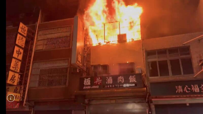 桃園市八德區介壽路一家滷肉飯店4樓頂加蓋鐵皮屋昨日深夜發生火警。(翻攝畫面)