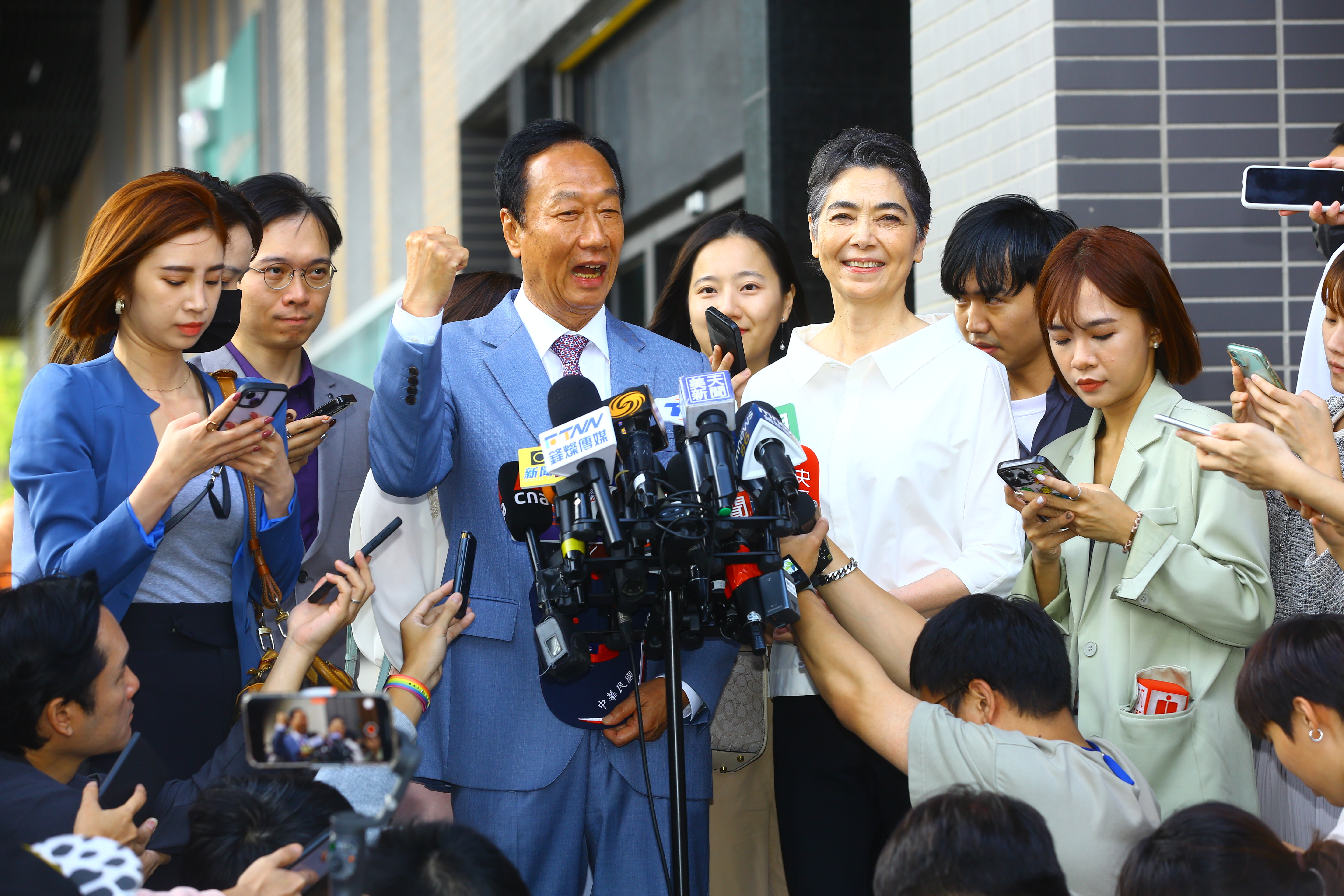 郭賴配將獲得中選會頒發完成連署證明書，並拿回連署保證金100萬元。