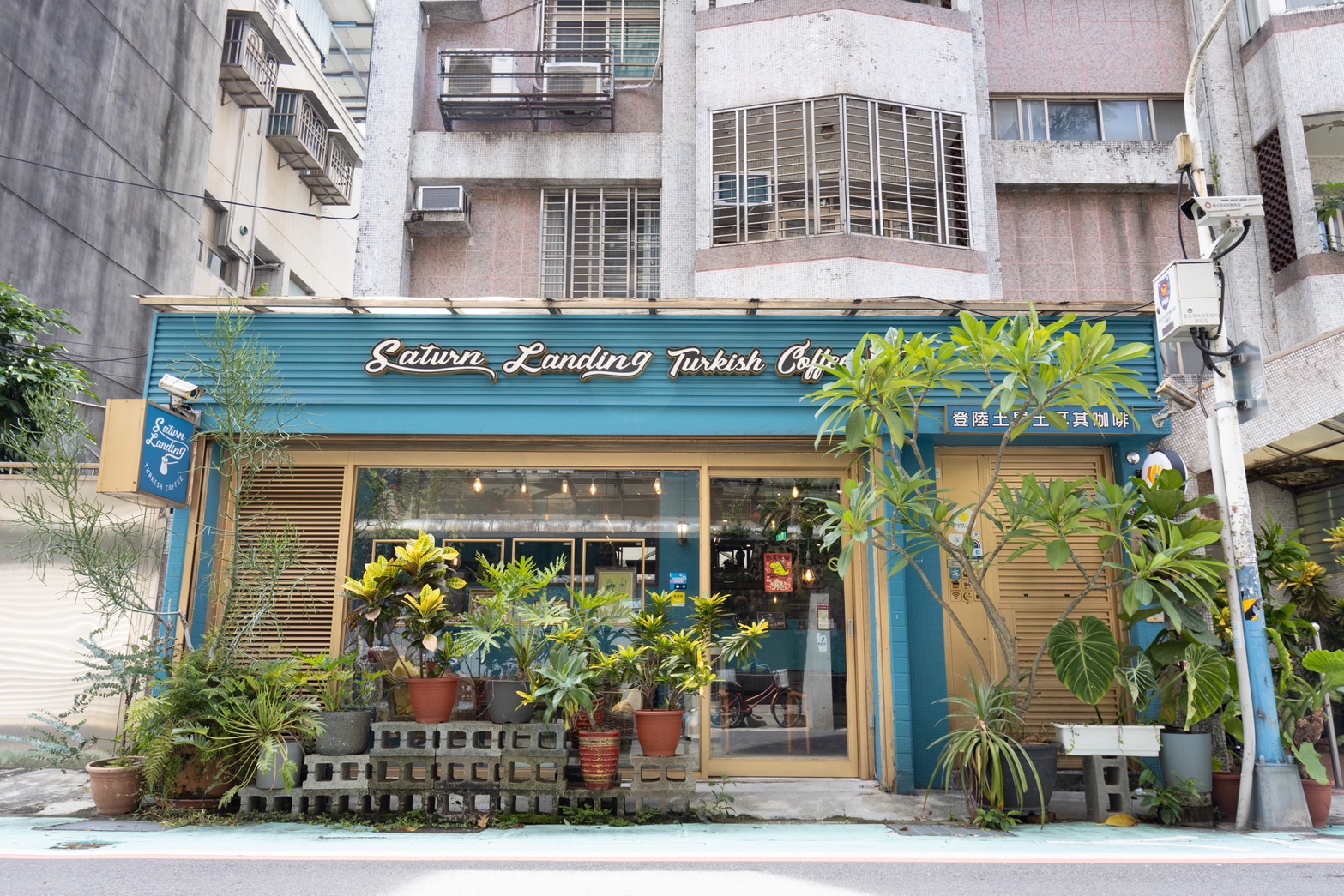 「Saturn Landing Turkish Coffee」位於台北永康商圈的寧靜巷弄中。