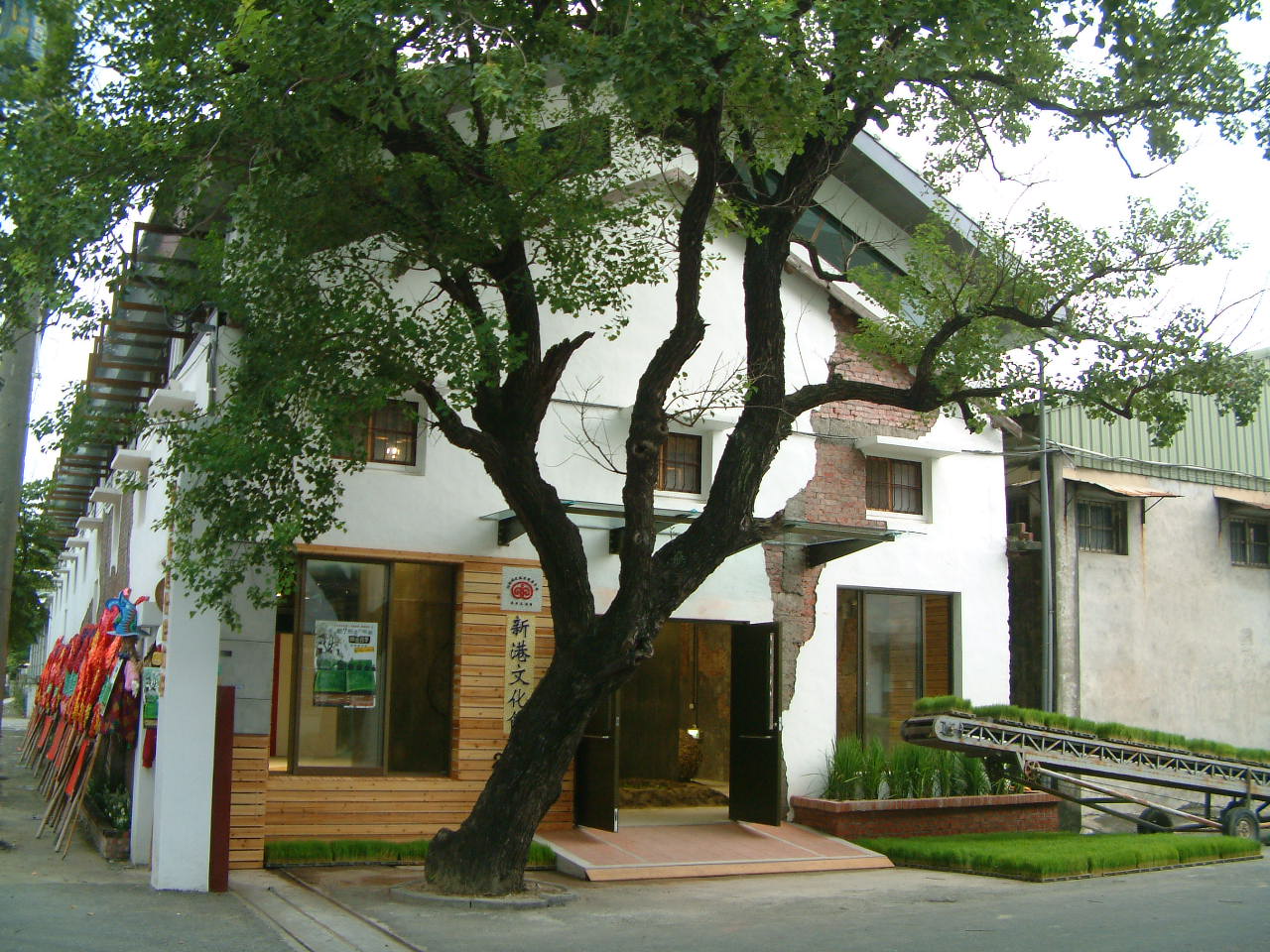 「跟著朦朧潮濕的一天回嘉」選址在新港文化館25號倉庫。（文化總會提供）