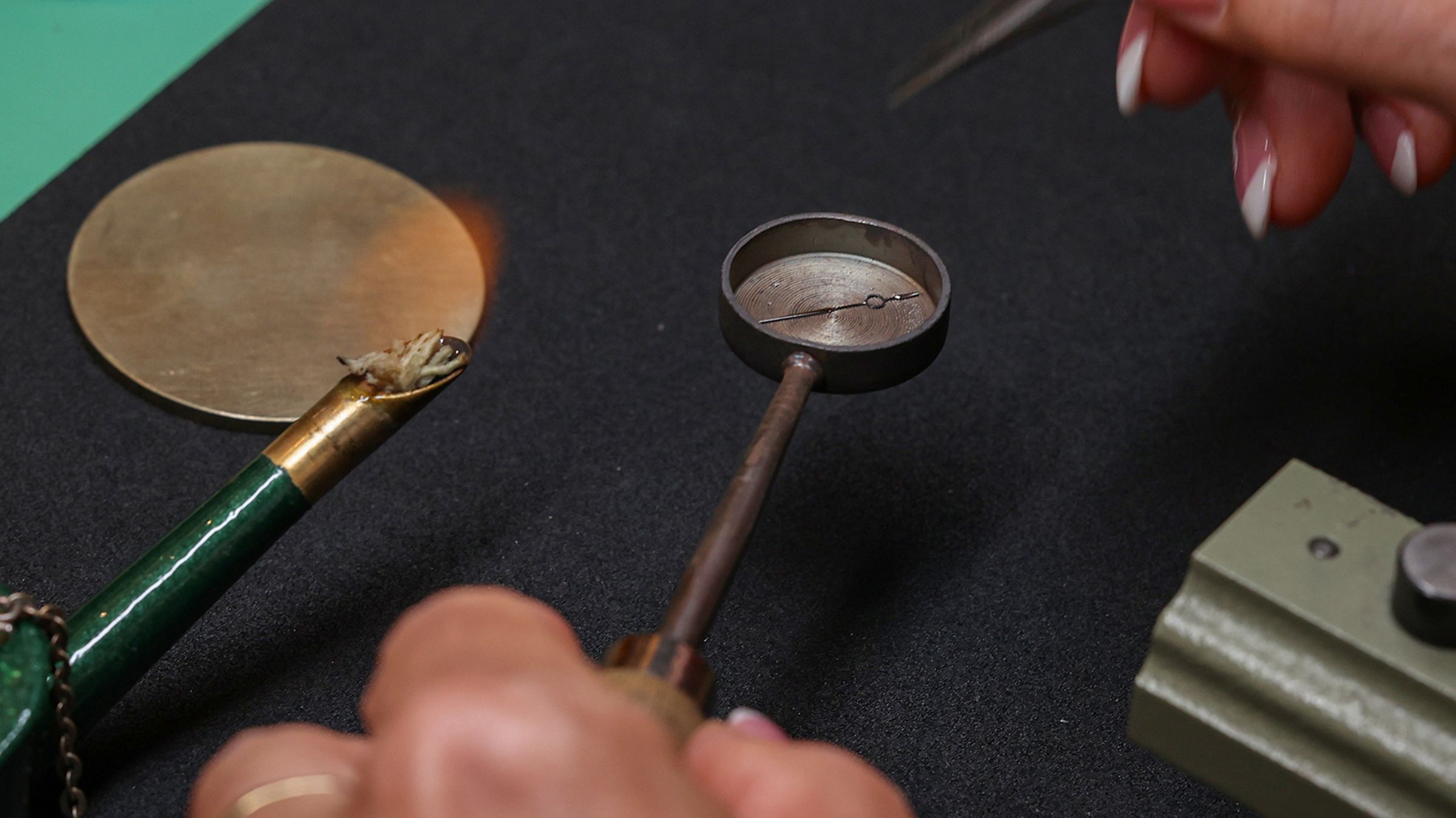 MORITZ GROSSMANN的資深指針製作工匠，將她在錶廠內燒製指針使用的工具，都搬到現場對媒體及藏家進行展演。把指針放在黃銅器皿上，再放到酒精燈般大小的工具上面燒製，憑經驗拿捏時間長短去控制顏色，是最難的一個環節。