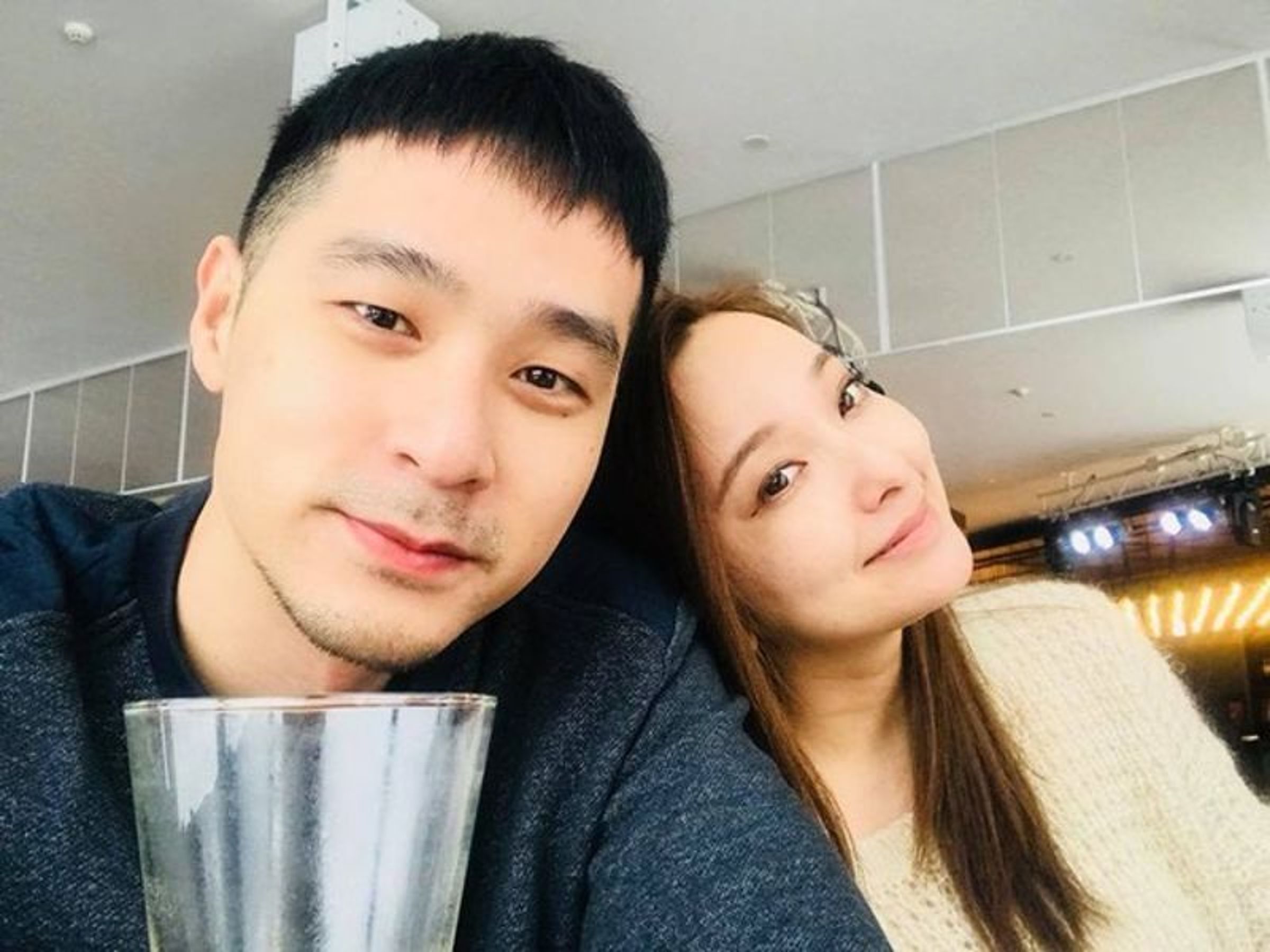 愛紗婚後傾盡人脈資產拉拔周洺甫,怎料男方婚後僅3年便偷腥出軌,令她痛心斷開短命婚。(翻攝自愛紗臉書)愛紗婚後傾盡人脈資產拉拔周洺甫,怎料男方婚後僅3年便偷腥出軌,令她痛心斷開短命婚。(翻攝自愛紗臉書)