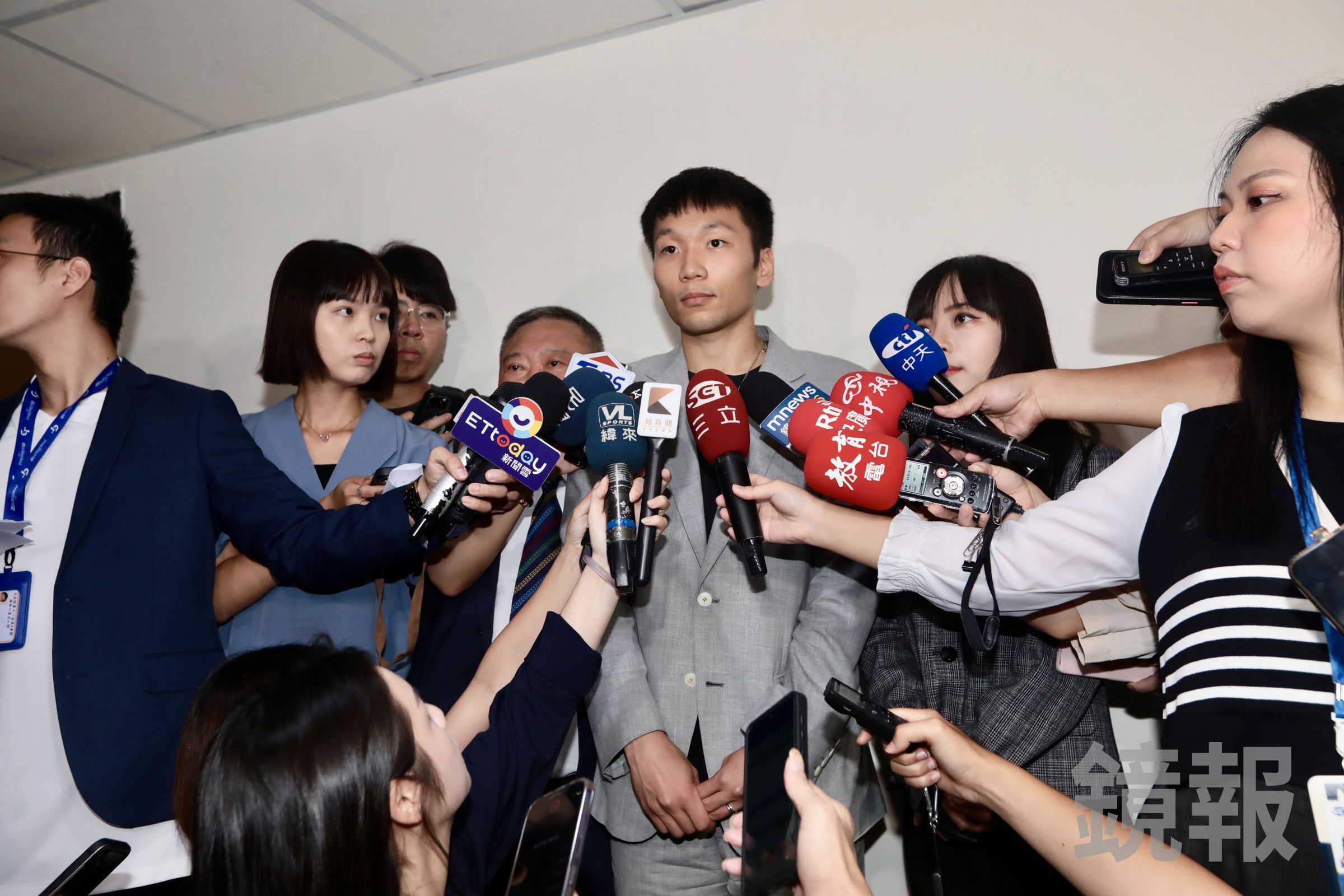 李洋今見證立院女子運動外交促進會簽署「2014布萊頓暨赫爾辛基女性與運動宣言」,並接受媒體訪問。(鏡報林煒凱)