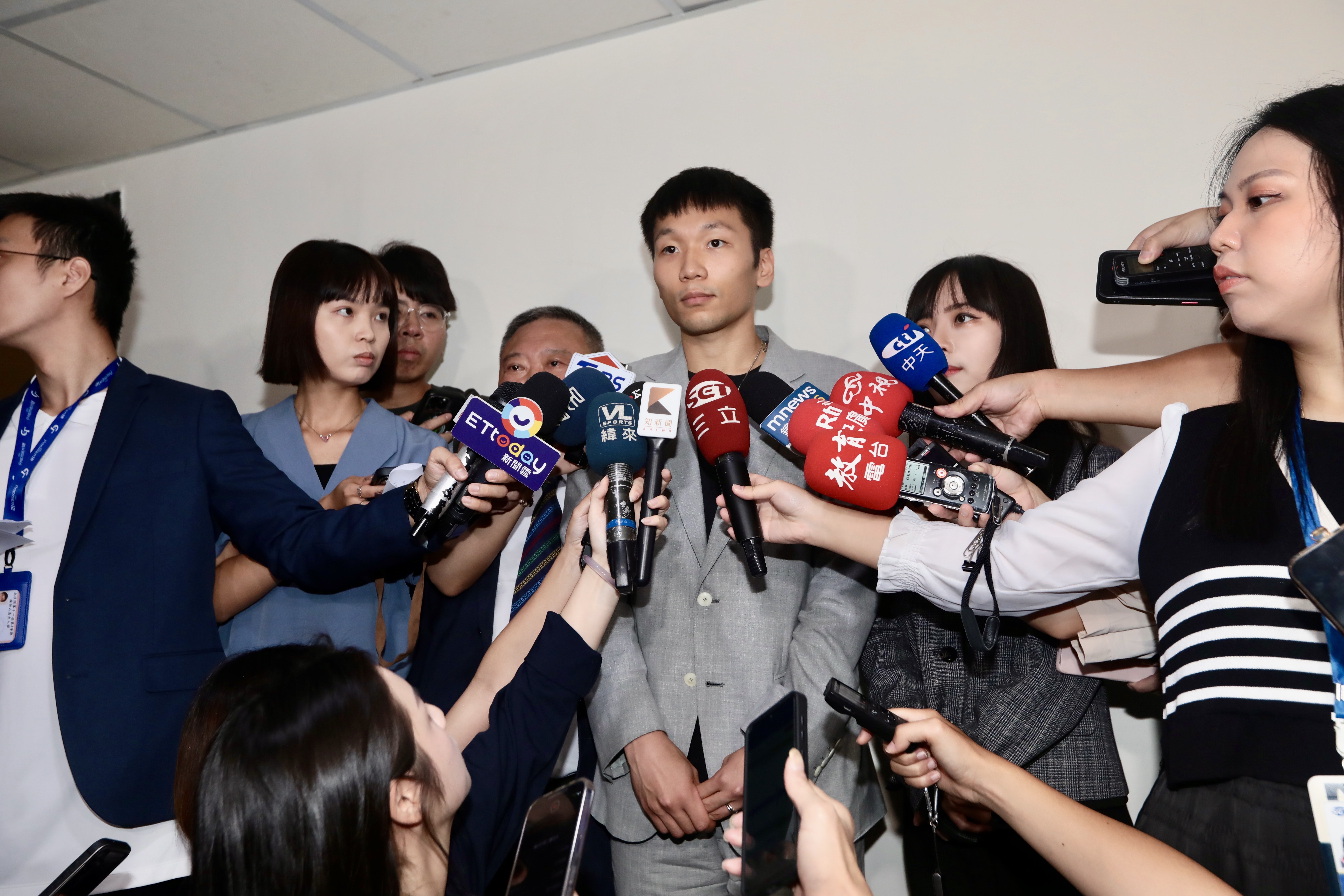 李洋今見證立院女子運動外交促進會簽署「2014布萊頓暨赫爾辛基女性與運動宣言」，並接受媒體訪問。（鏡報林煒凱）