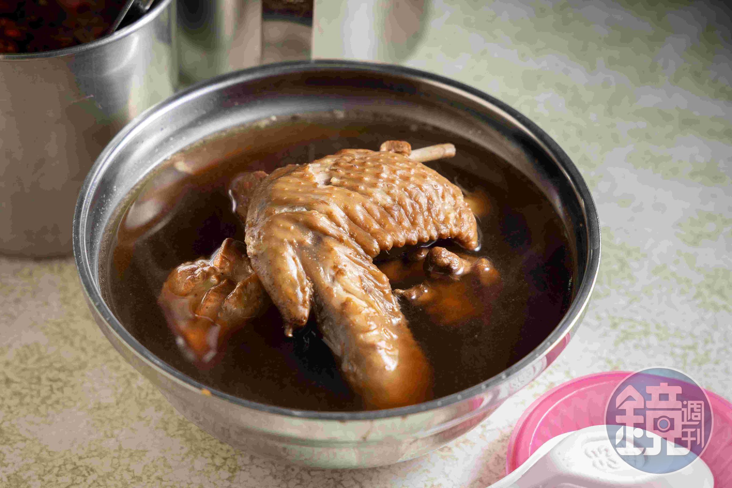 養生皇帝雞」的雞肉軟嫩,湯頭溫潤回甘。(110元/份)