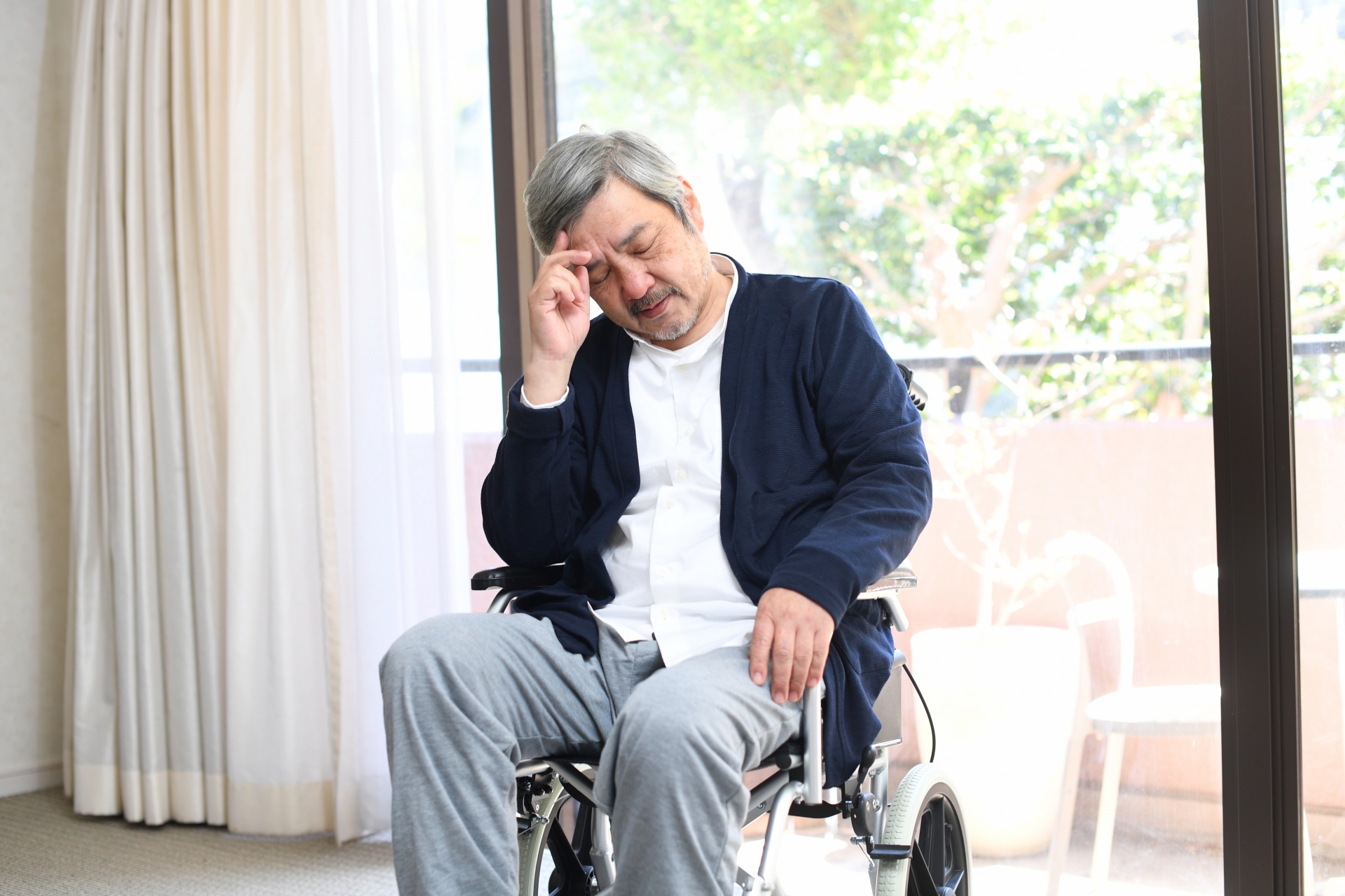  首圖：一名老翁退休時雖擁有1億日圓存款跟豐厚退休金，但仍為金錢感到焦慮。（示意圖，photoAC）