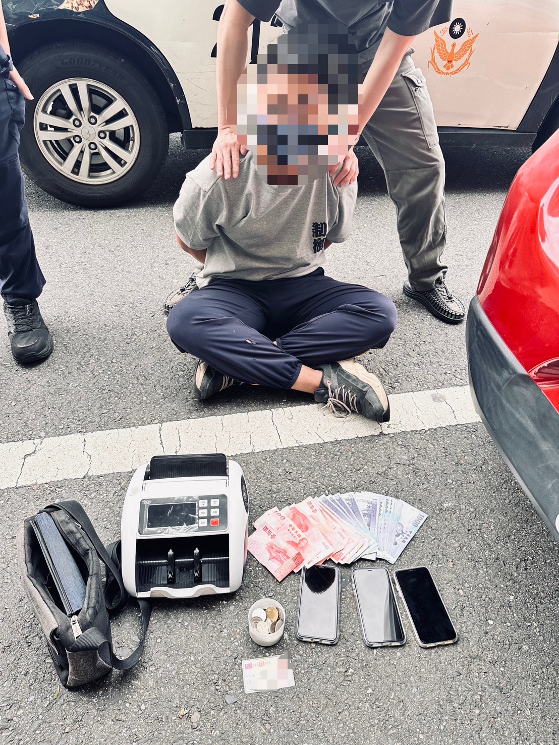 警方查扣嫌犯、贓證物。（翻攝畫面）