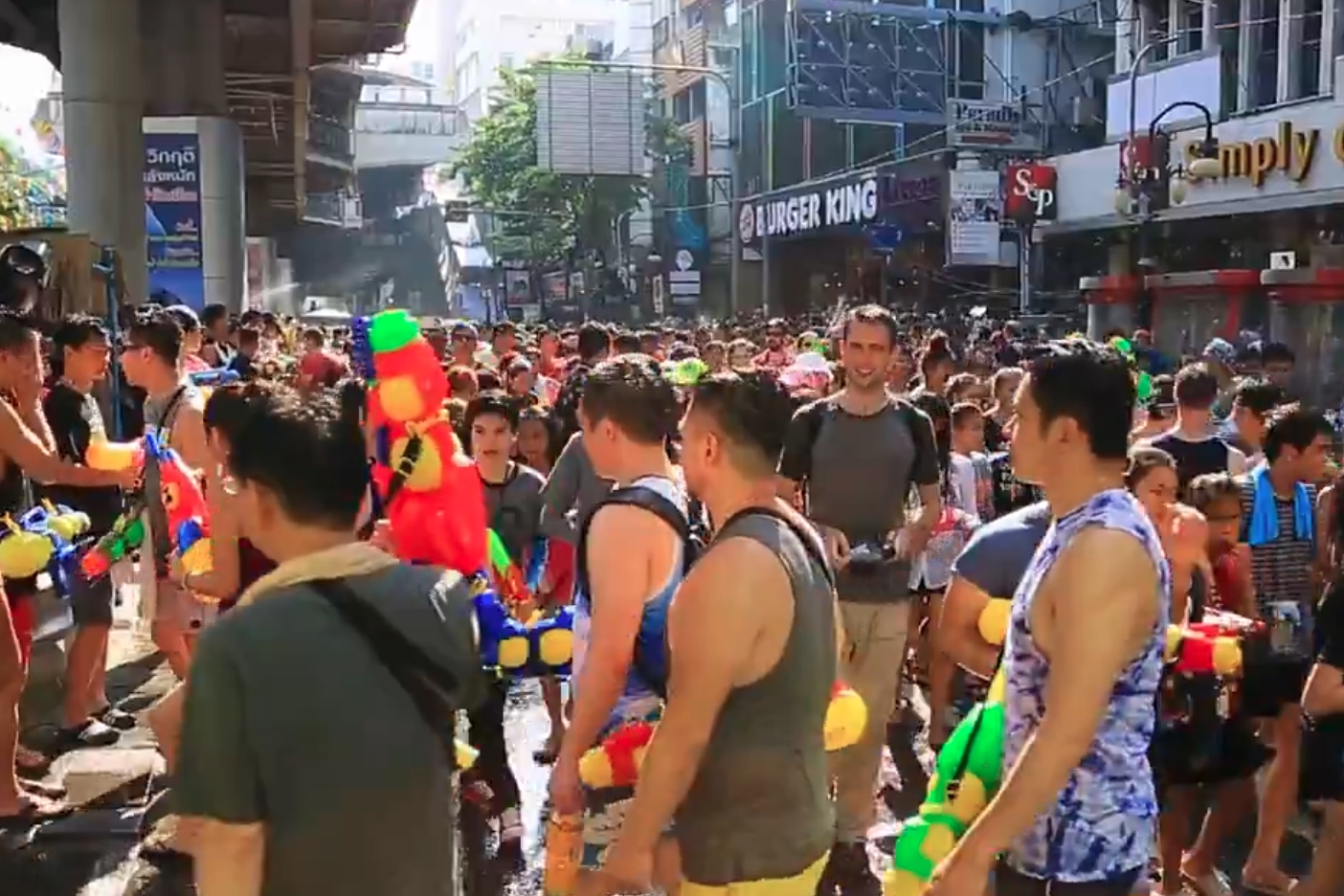 4月初熱浪來襲,「2026曼谷潑水節」將於4月11日至15日如期回歸。(翻攝自タイ国政府観光庁X)