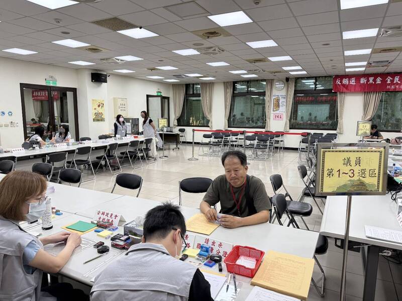 退休警、網紅「瀟湘公子」蕭湘翰日前參選桃園市議員,卻因妨害自由案遭通緝。(桃園市選委會提供)