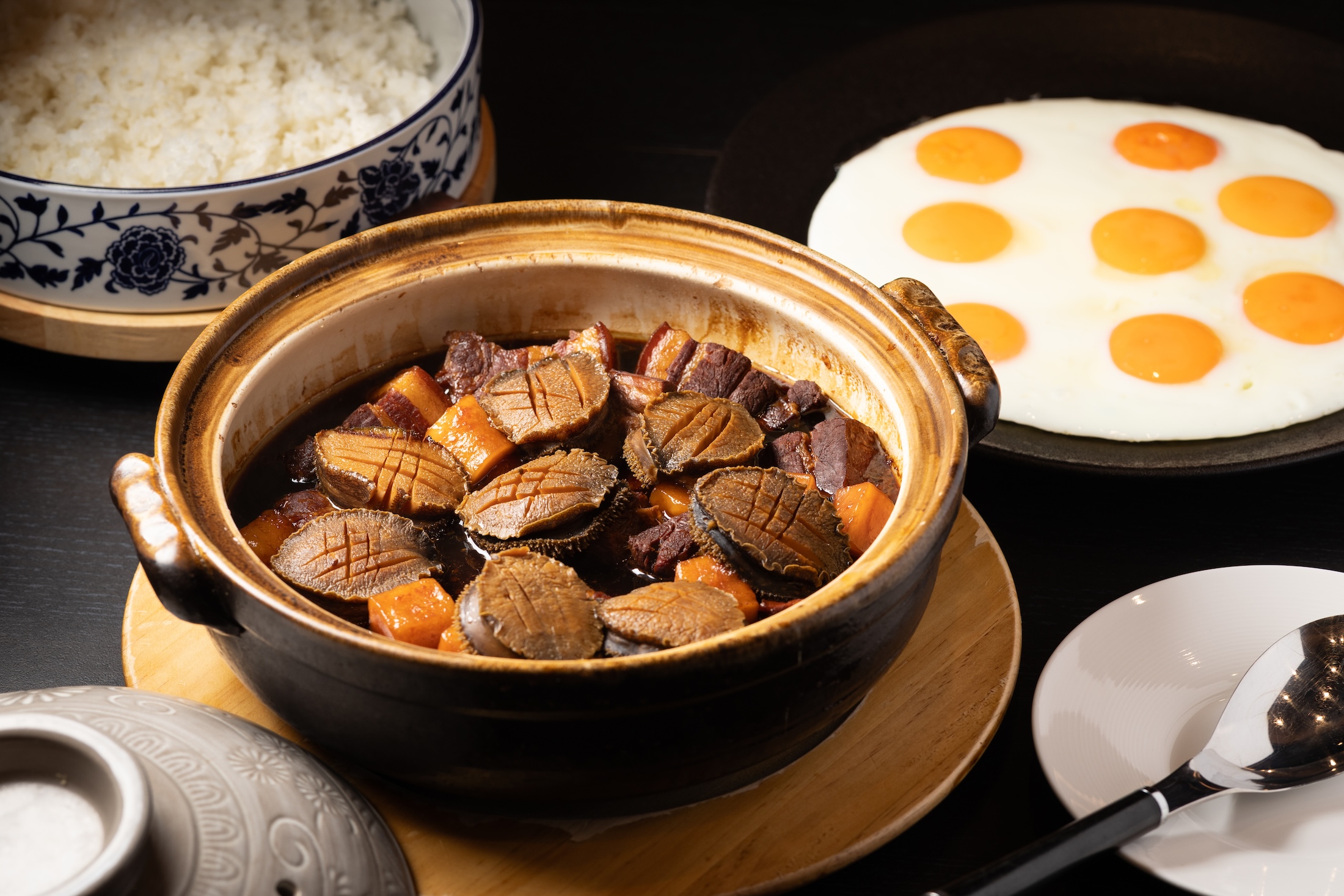 「鮑魚紅燒肉年糕」是結合山珍海味的豪華版紅燒肉,把醬汁與半熟荷包蛋鋪在白飯上更是余主廚的巧思。