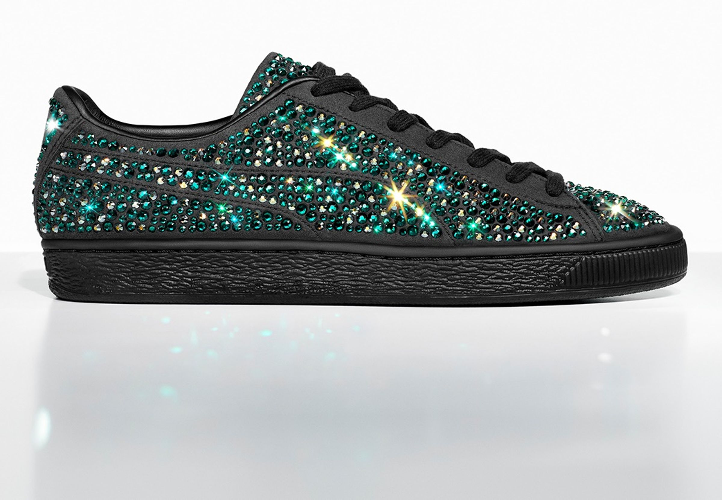 PUMA for SWAROVSKI CREATORS LAB系列Suede運動鞋。NT$19,000（施華洛世奇提供）