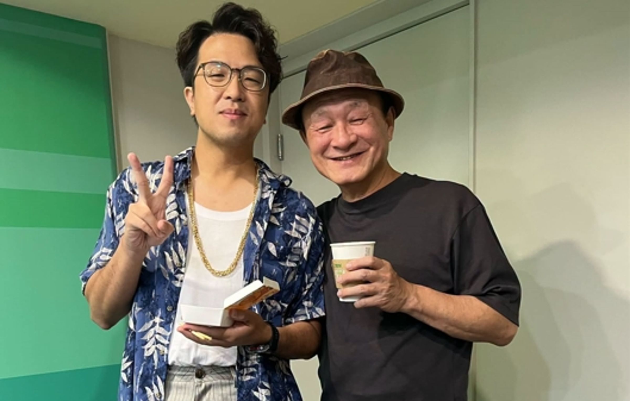 沈伯洋同框陳慕義,2人穿拖鞋吃早餐。(取自陳慕義臉書)